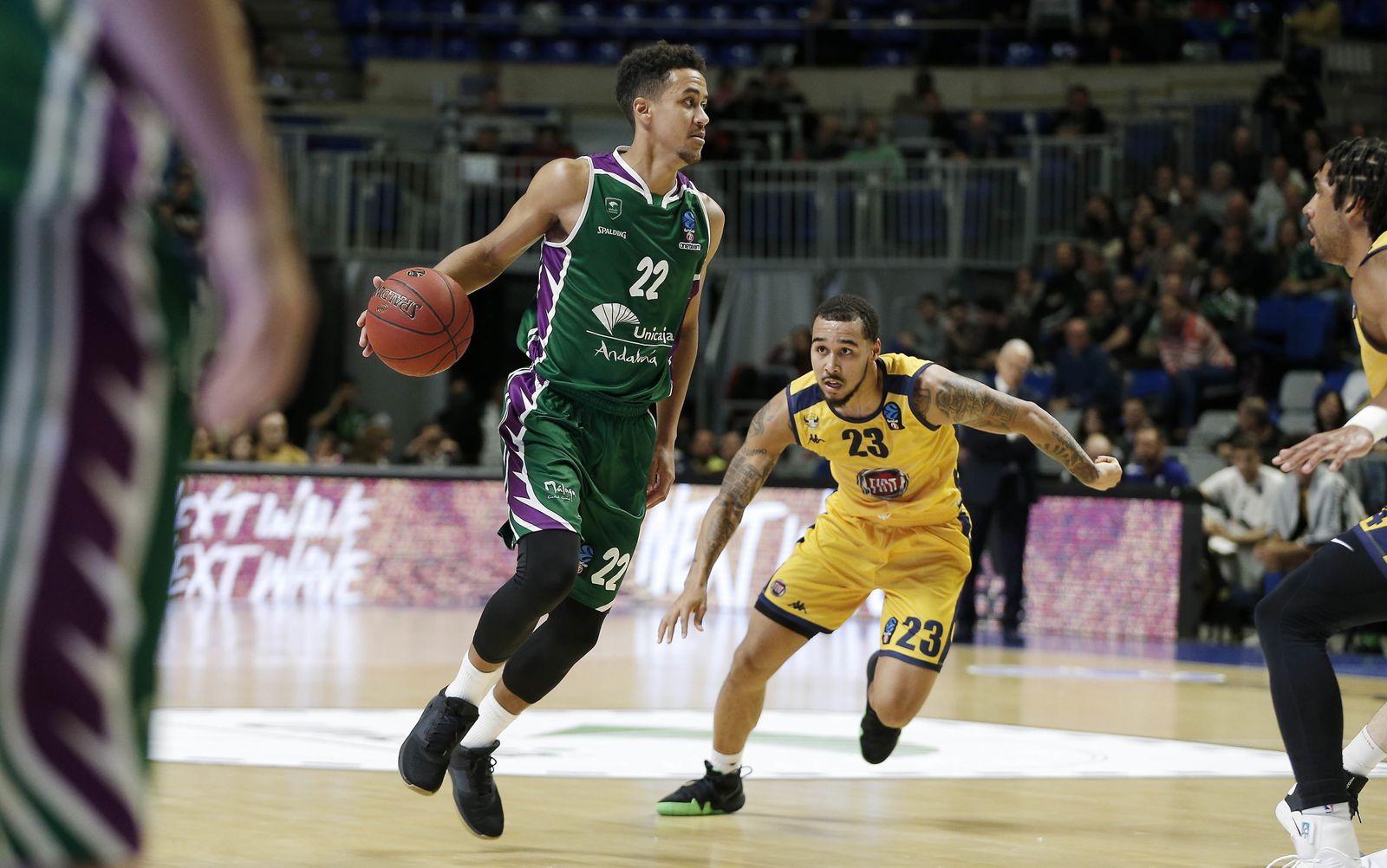 Roberts se intenta ir de Moore.