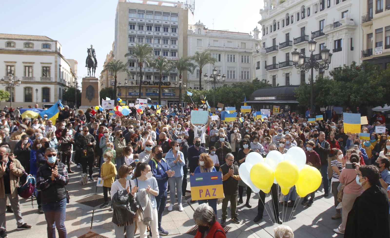 La concentración contra la guerra en Ucrania en Córdoba, en imágenes