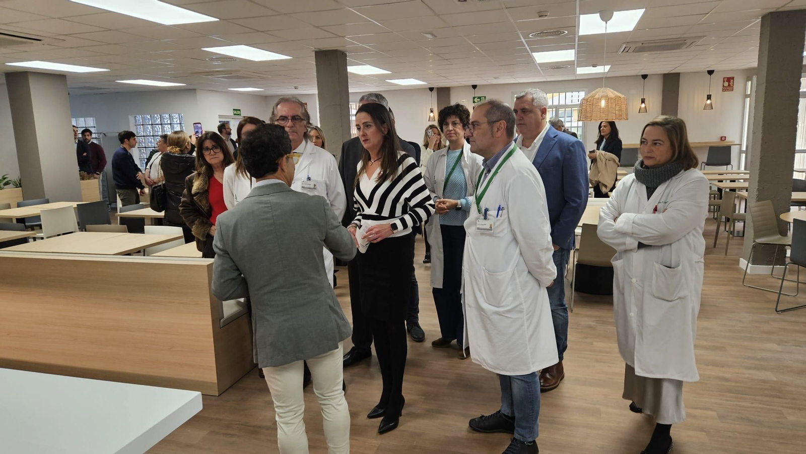 Imágenes de la flamante cafetería del Hospital Torrecárdenas