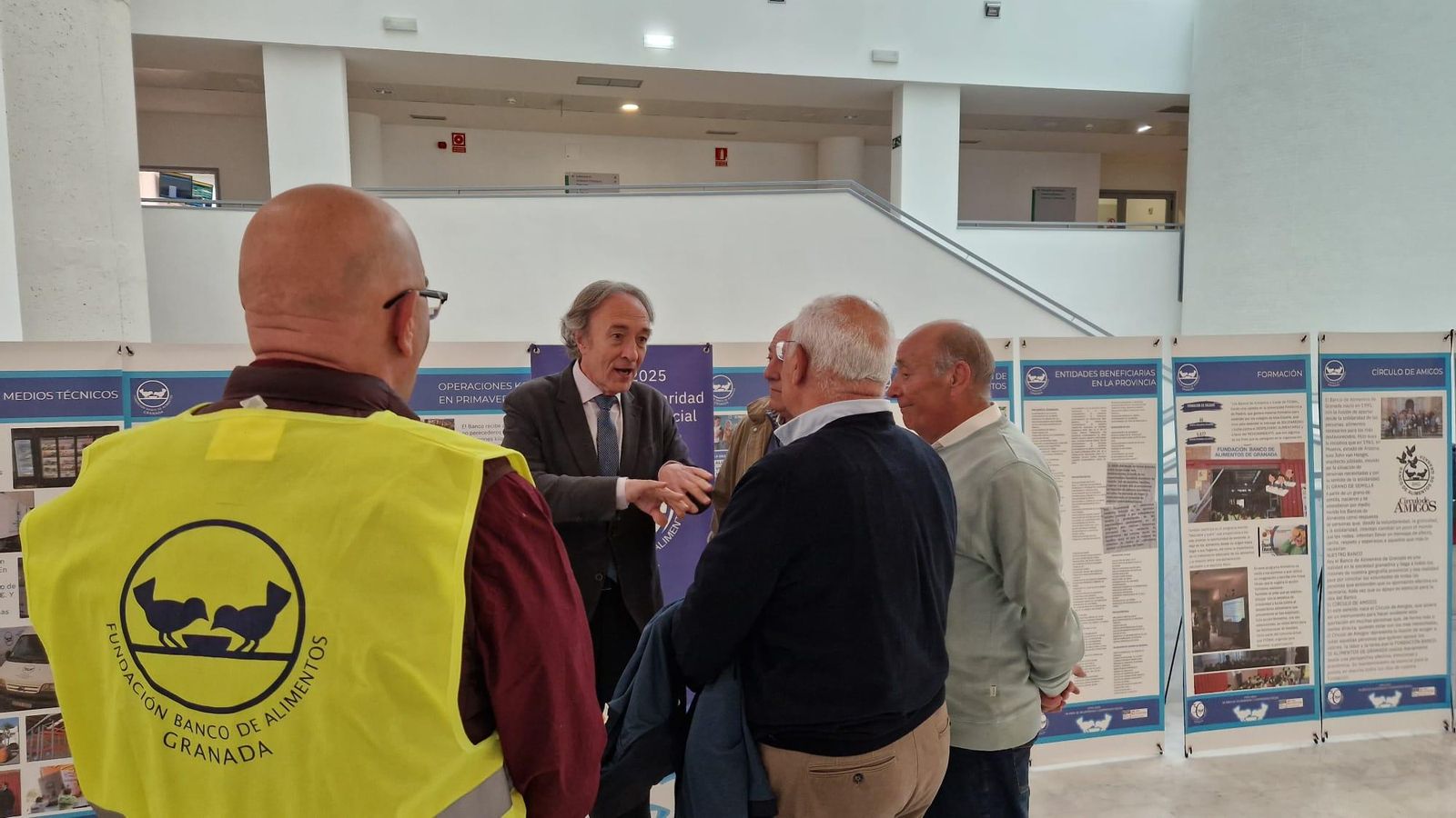 La apertura de la exposición ha contado con la presencia del delegado de Salud, Indalecio Sánchez, el director del hospital, Manuel Reyes, y representantes del área de Hostelería y Cocina del centro