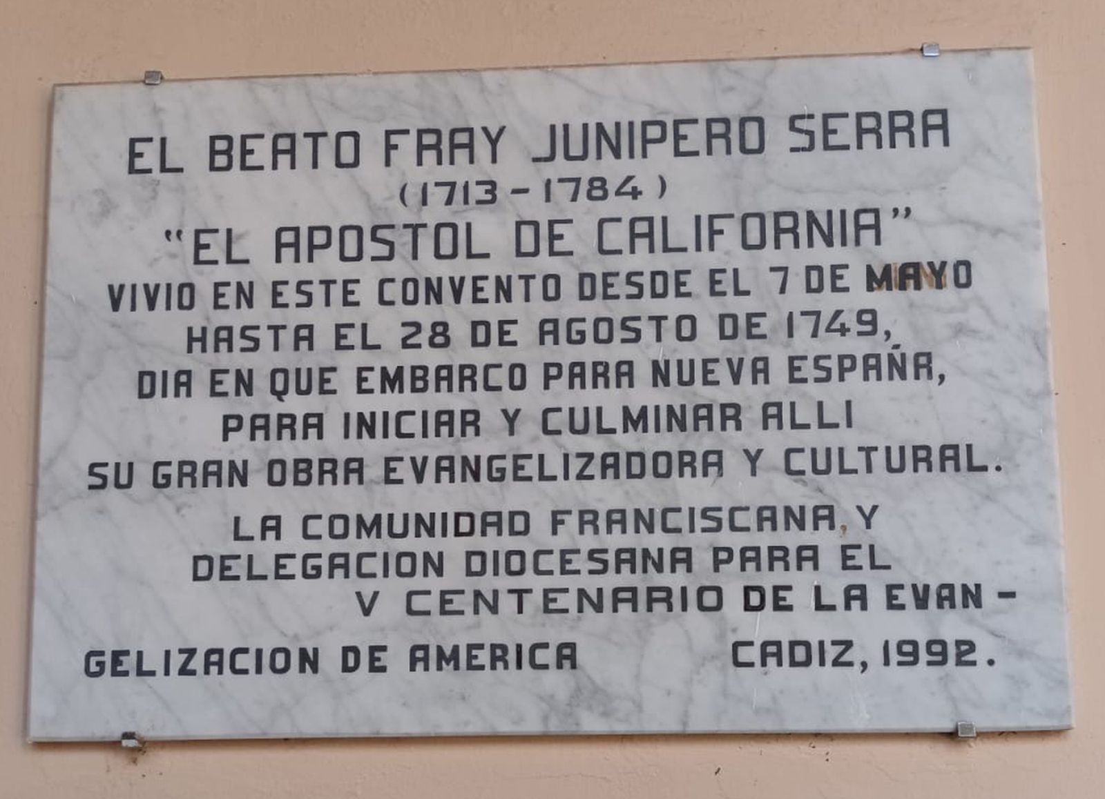 Lápida conmemorativa de la estancia de Fray Junípero Serra en el convento de San Francisco de Cádiz.