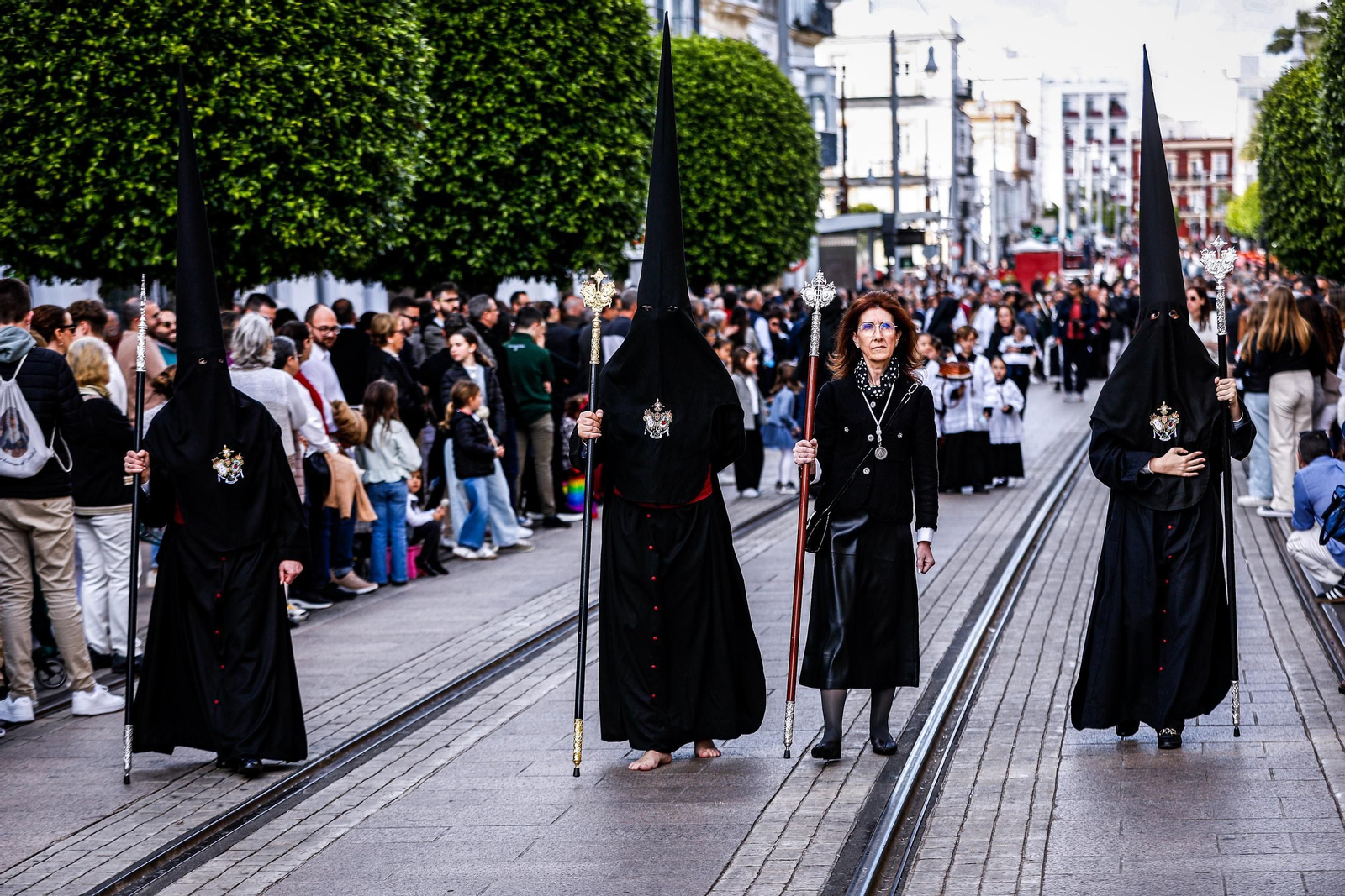 Imágenes de la salida de Desamparados en la Semana Santa de San Fernando 2025