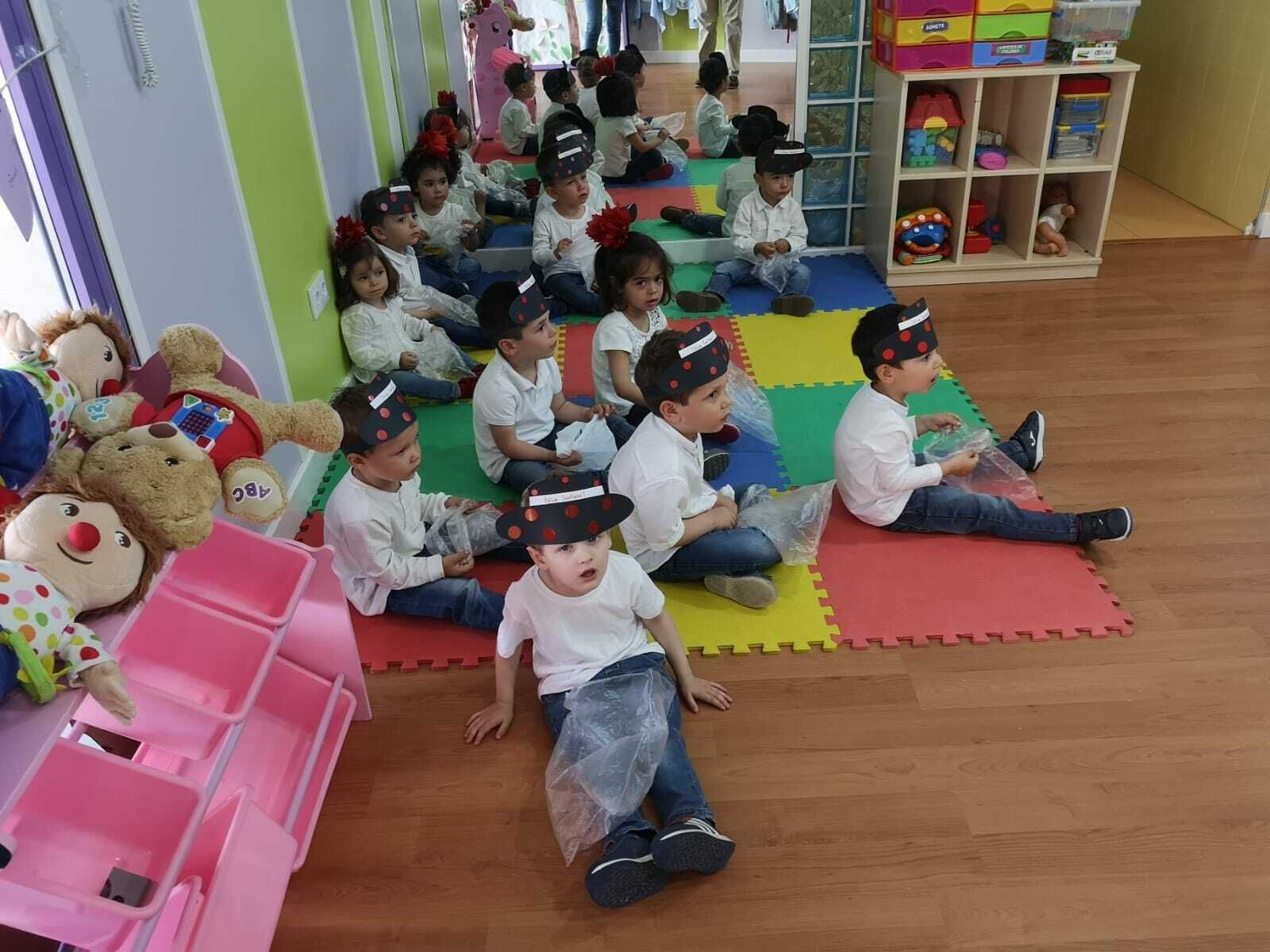 Los niños, esperando el reparto de altramuces.