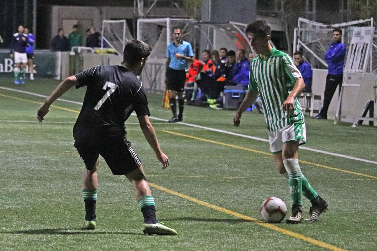 Un jugador del Córdoba trata de impedir las penetración de un jugador del Betis.