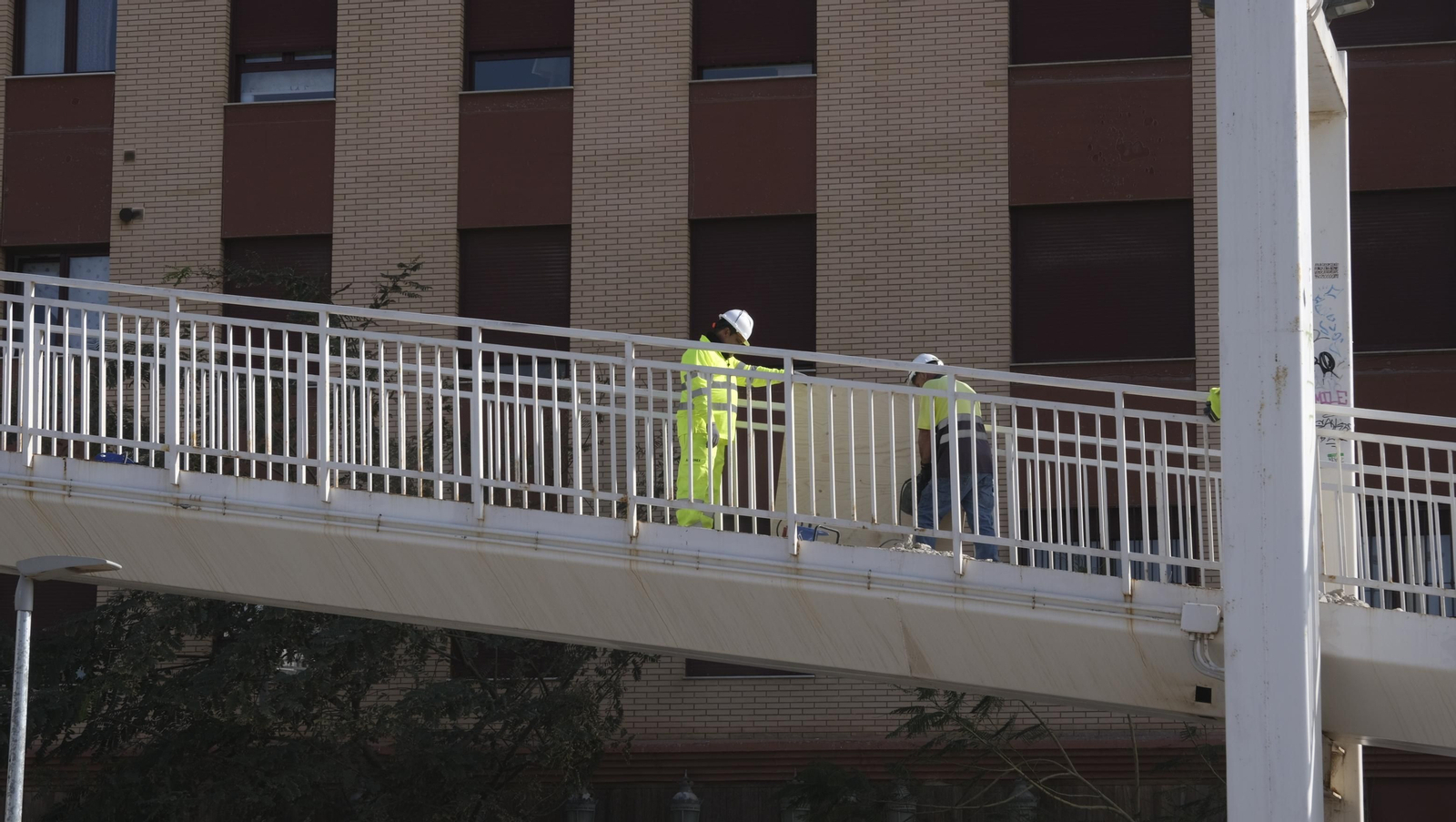 Imágenes del desmatelamiento de la pasarela de Renfe, en Almería