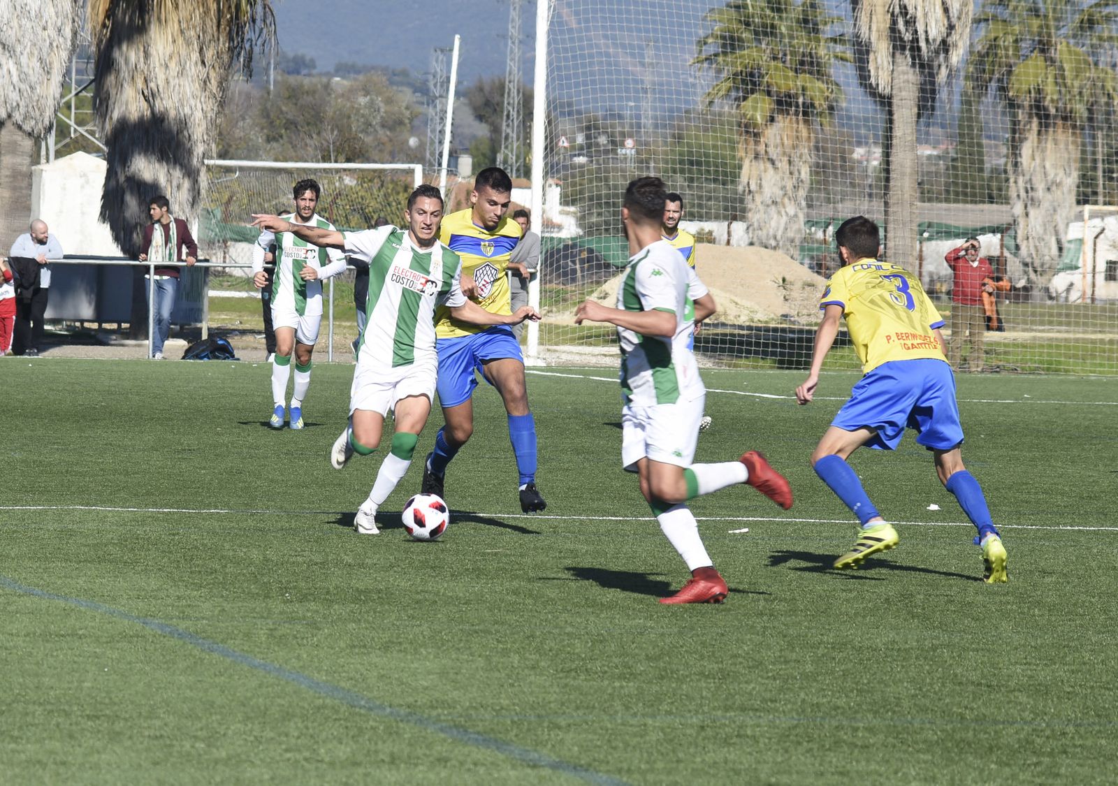 Carracedo conduce el balón ante un rival del Conil.