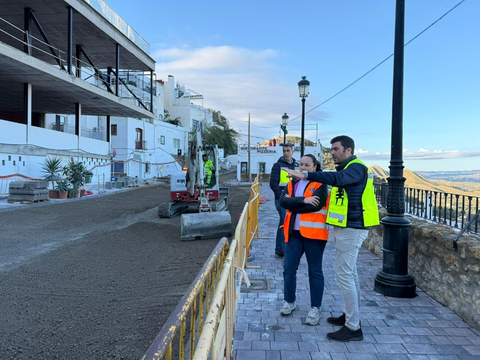 Visita institucional a las obras de la avenida París de Mojácar.
