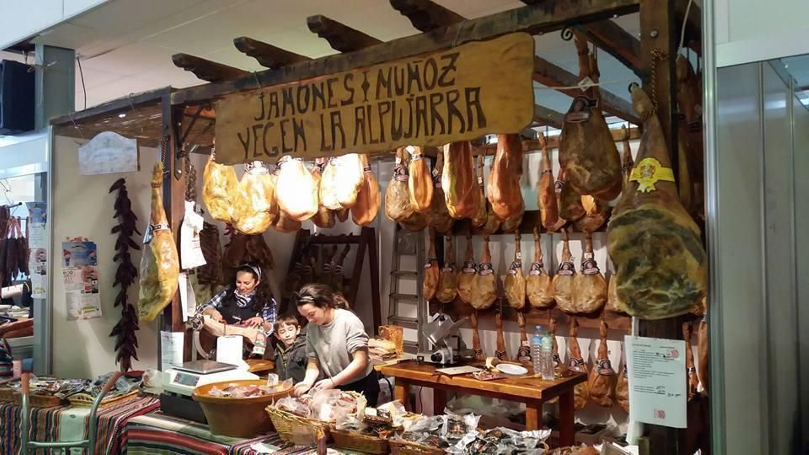 Los productos más demandados en esta feria son los embutidos y jamones de la zona.