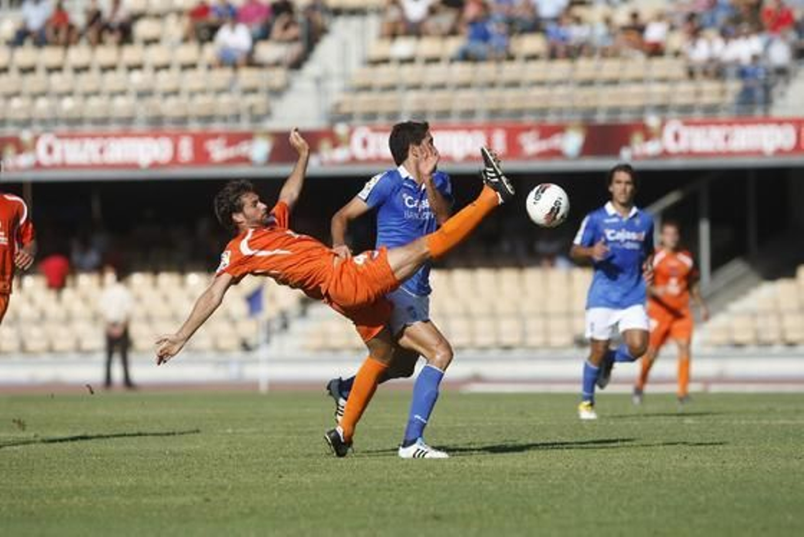 La defensa del Guadalajara no tuvo contemplaciones a la hora de frenar a los delanteros del Xerez, como sucedió en el caso de David Fernández con Íñigo Vélez

Foto: Juan Carlos Toro