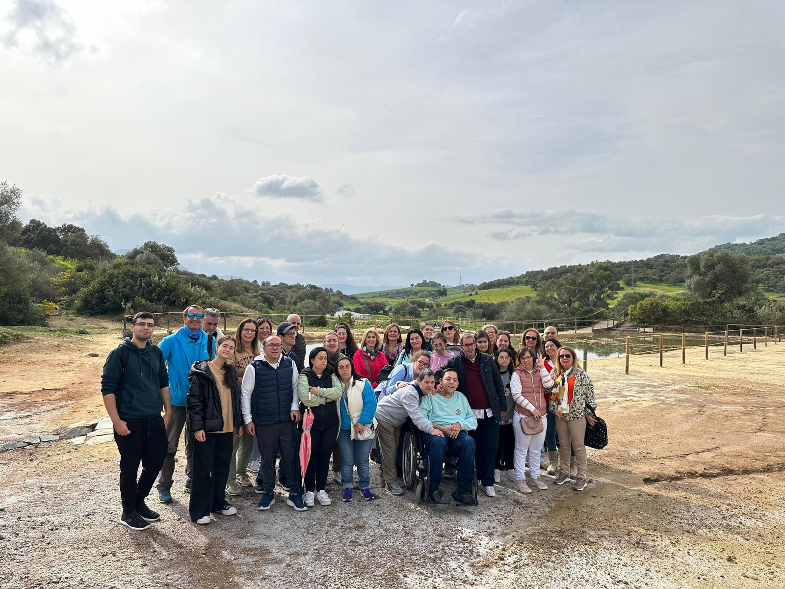 Usuarios, trabajadores y miembros de la junta de Aspanido, este jueves en Prado del Rey.