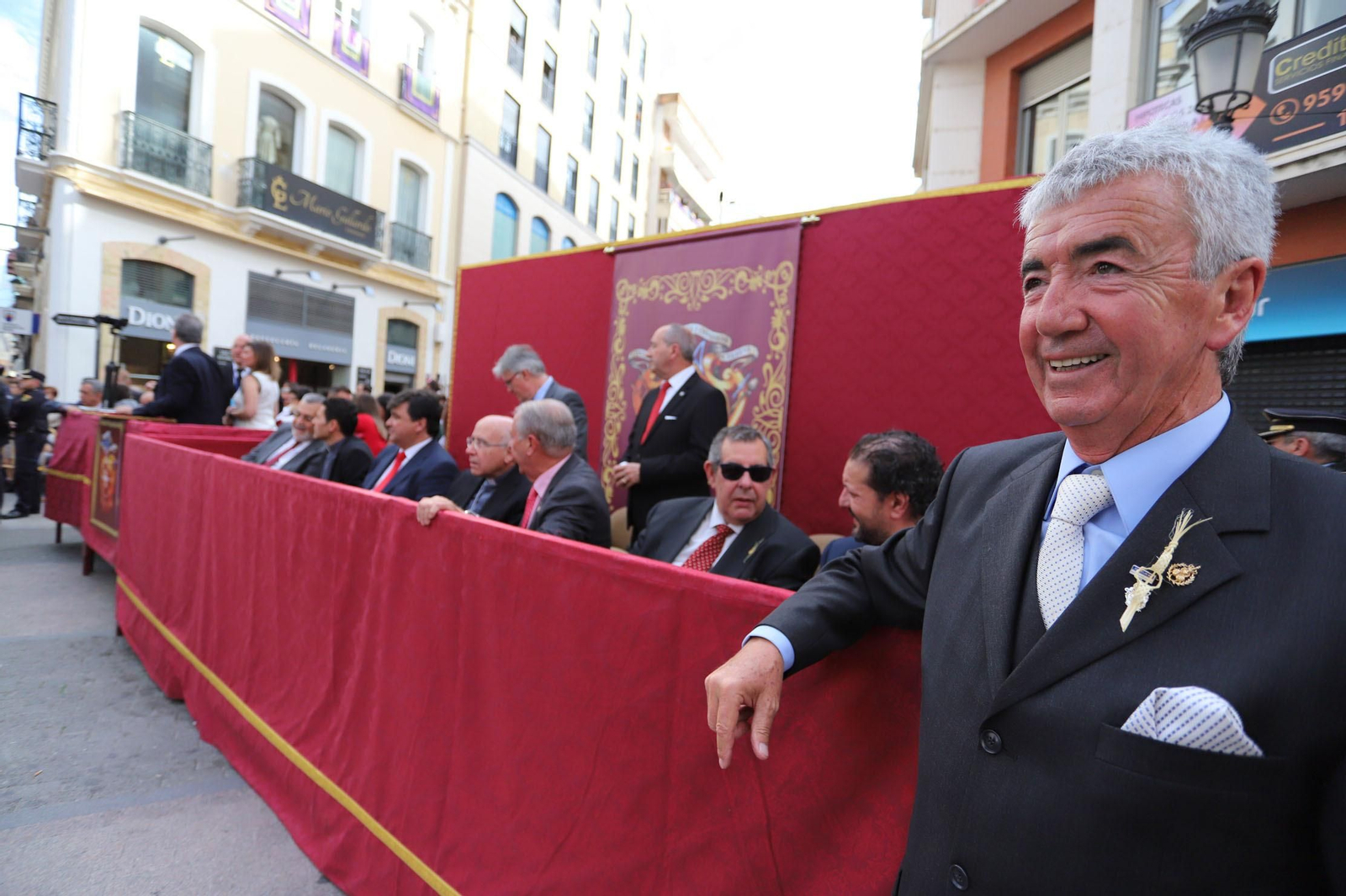 Imágenes del recorrido de la Borriquita  por las calles de Huelva