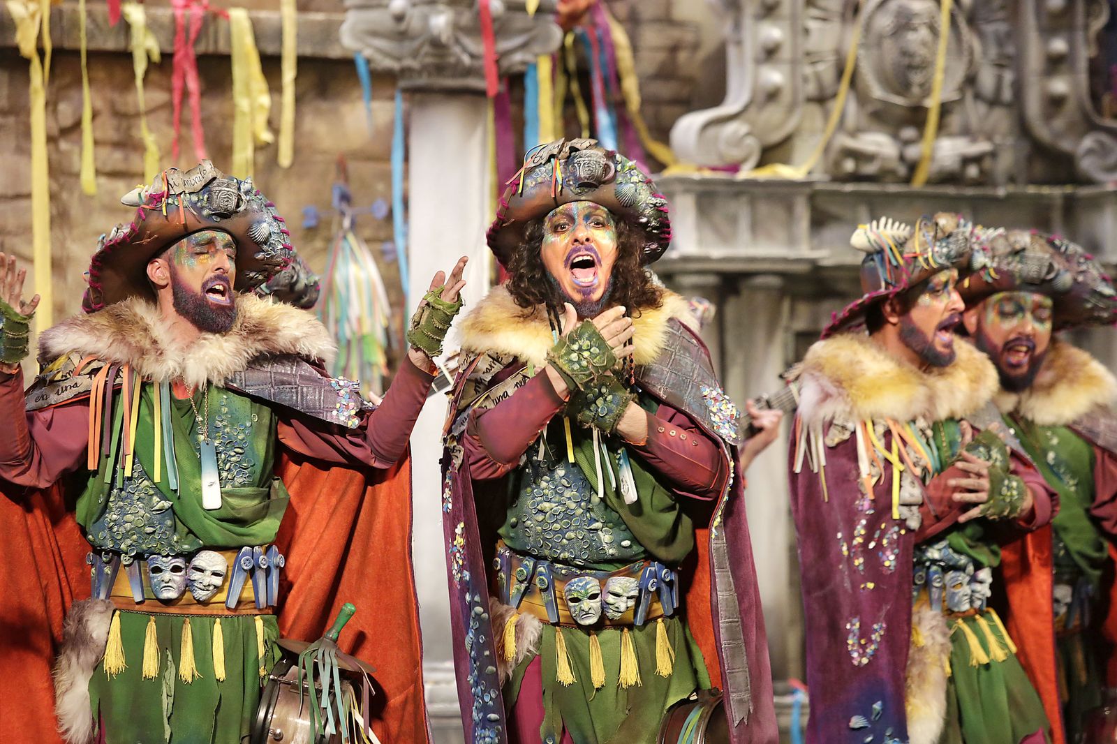 La comparsa 'Los peregrinos' en el Falla.