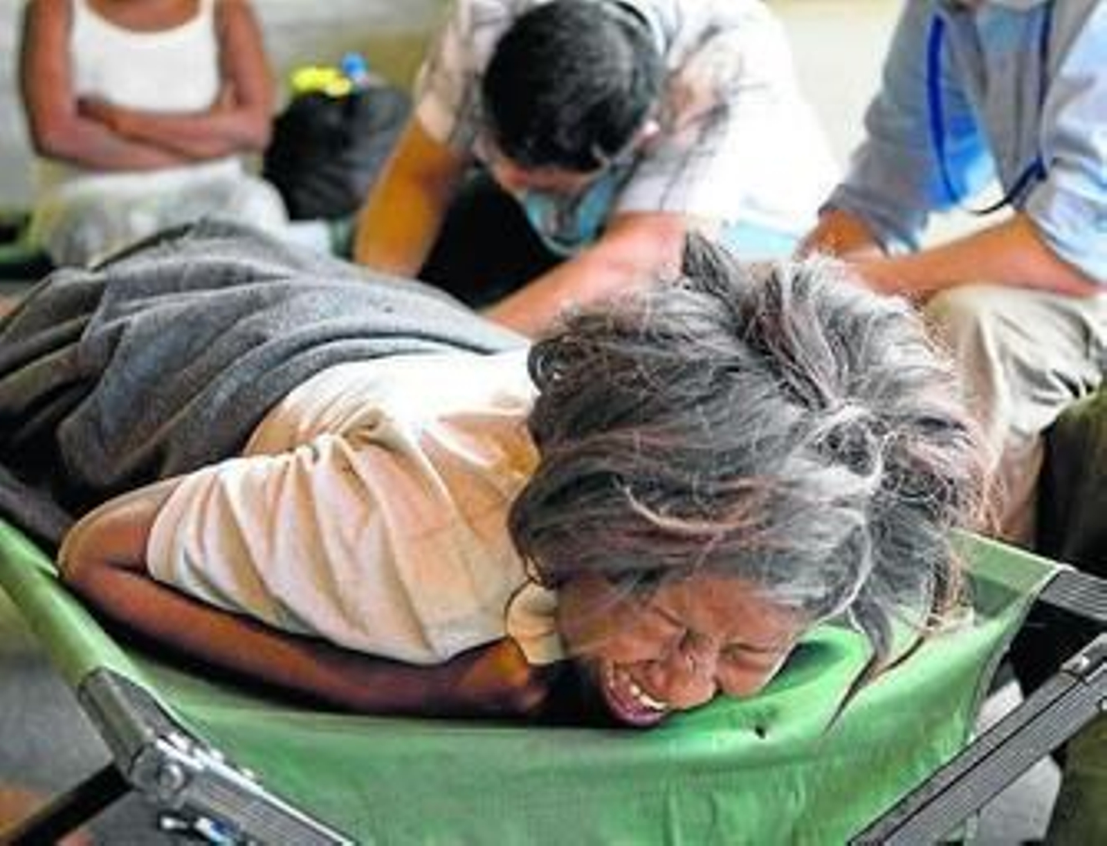 Una haitiana grita de dolor mientras recibe tratamiendo médico.