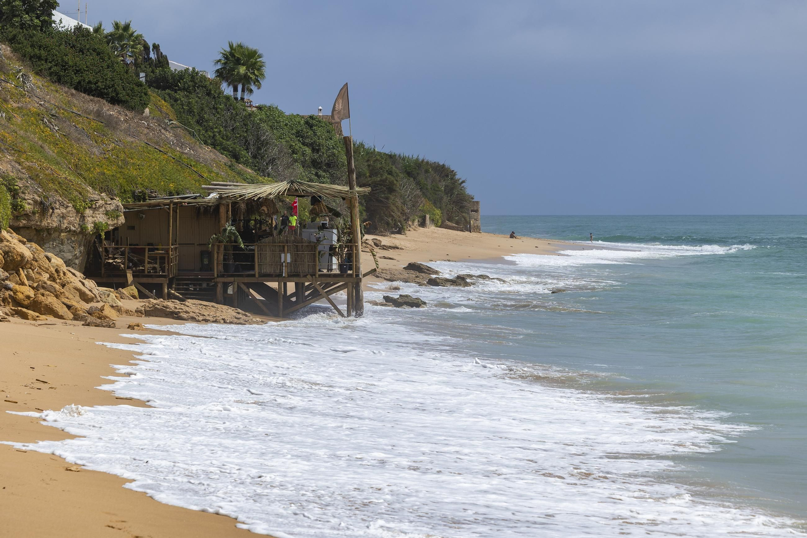 Las imágenes de la playa de los Caños tras el fuerte oleaje