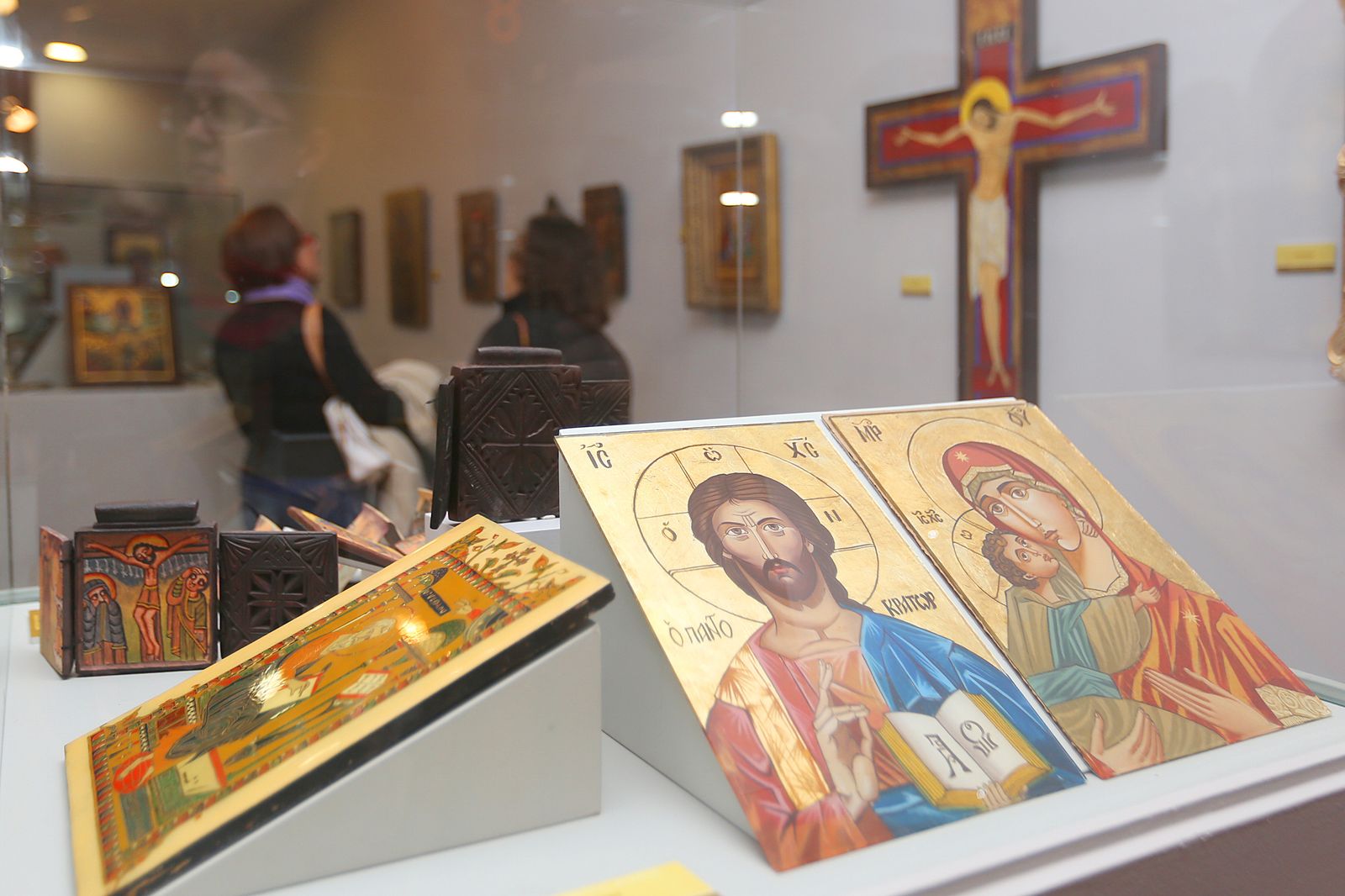 Vista de algunos de los trabajos artísticos de marcado carácter devocional.