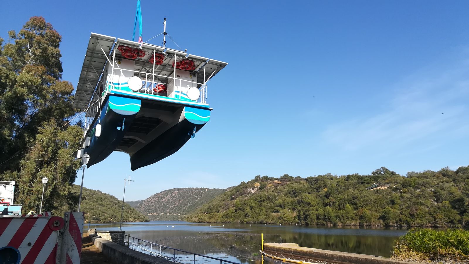 La llegada del nuevo barco solar a Hornachuelos, en fotografías