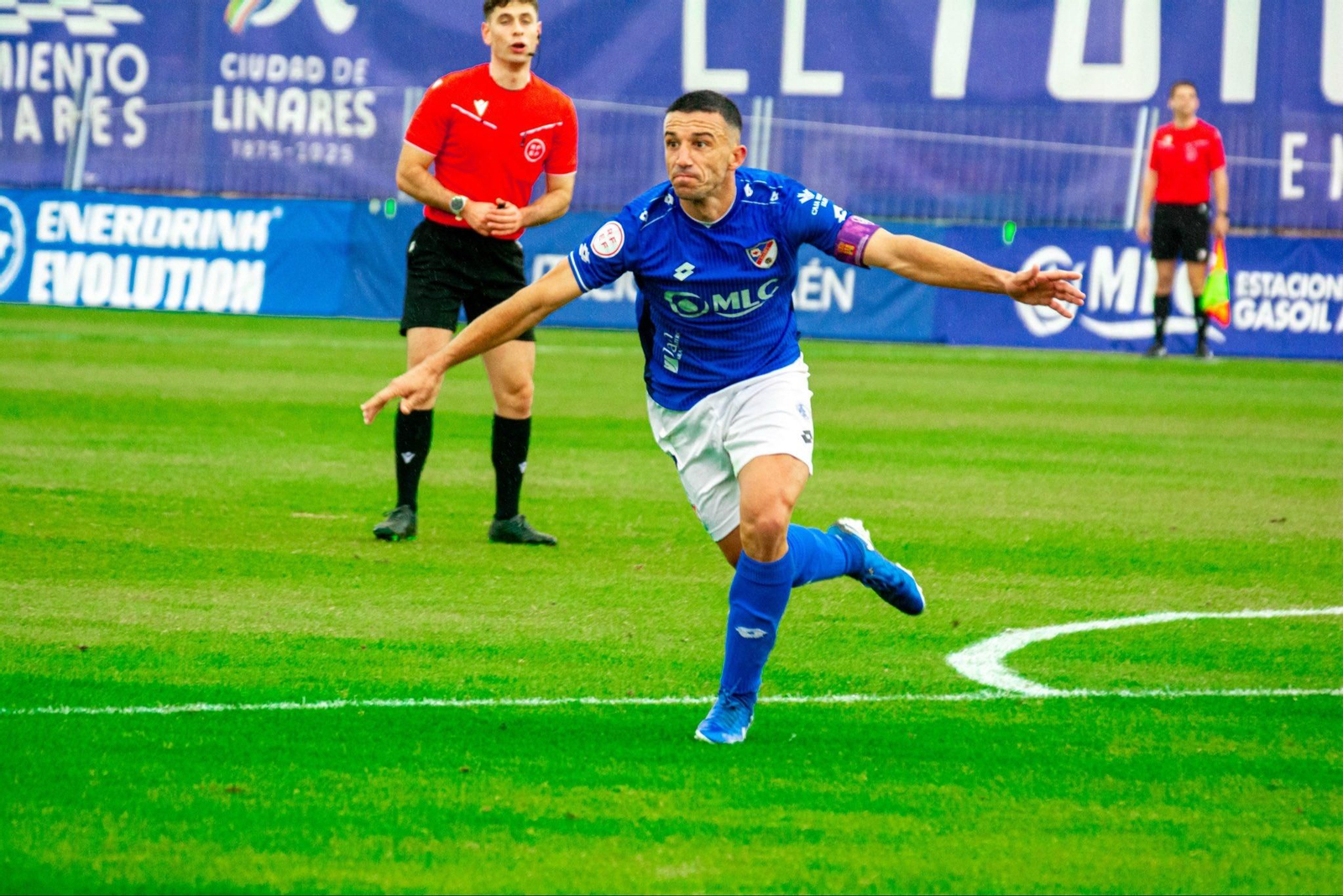 Hugo Díaz celebra un gol en Linarejos.