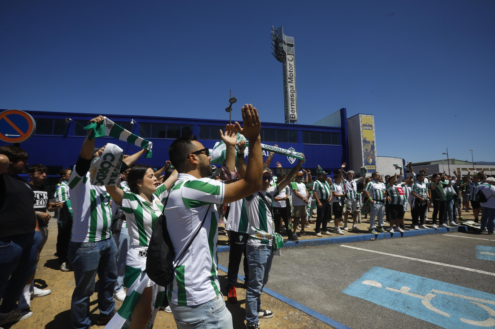 El Córdoba CF recibe el calor de su afición a su llegada a El Toralín antes del partido ante la Ponferradina El Córdoba CF recibe el calor de su afición a su llegada a El Toralín antes del partido ante la Ponferradina