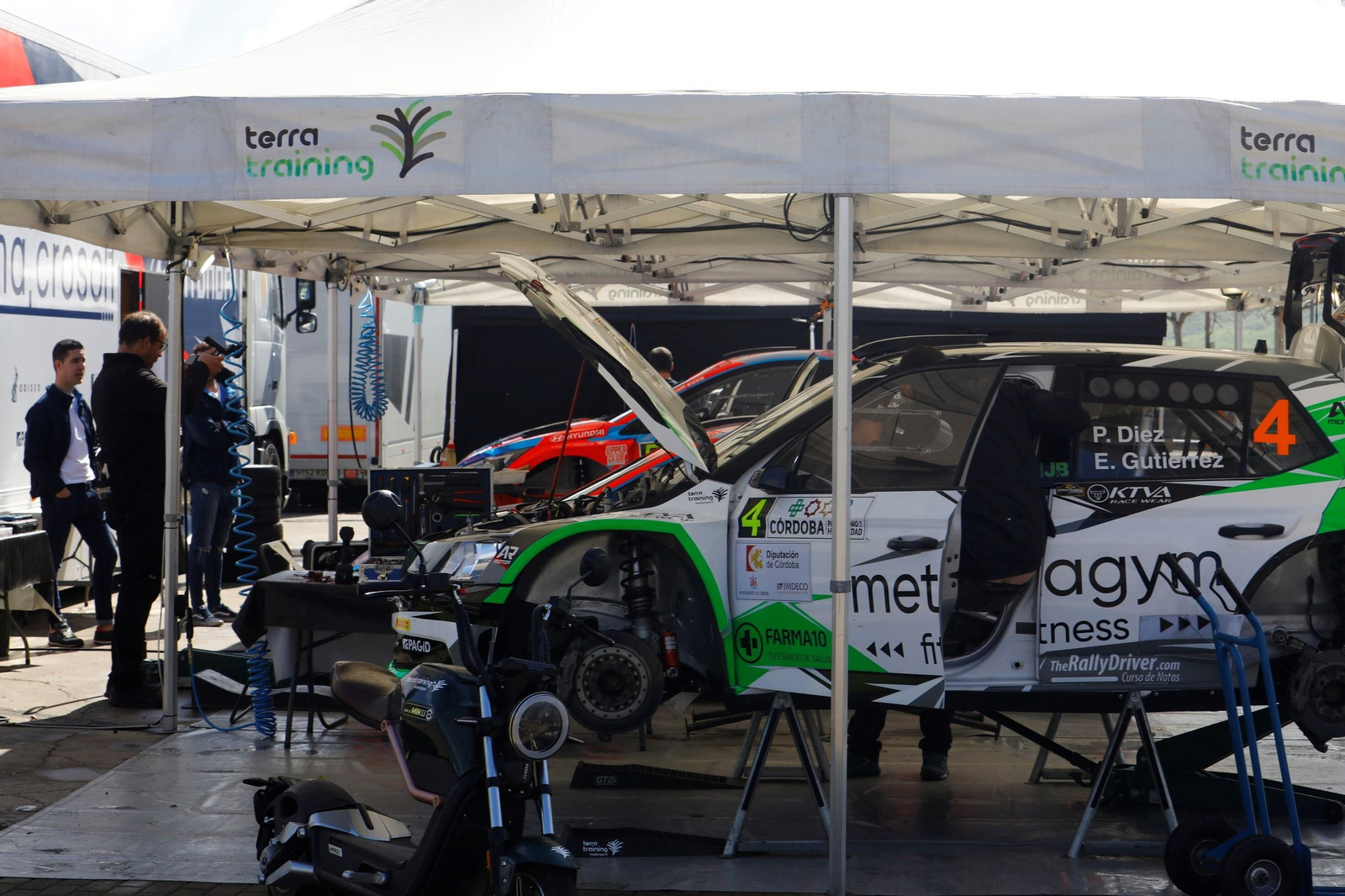 Rallye Sierra Morena 2023: Los pilotos ya preparan sus vehículos en El Arenal