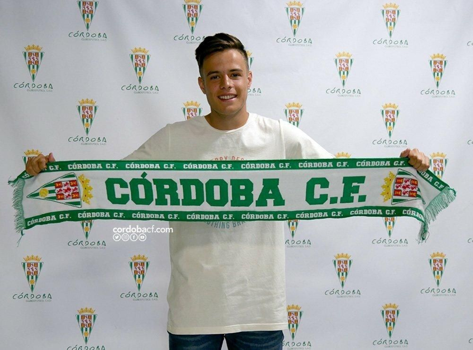 Samu González posa con la bufanda del Córdoba CF tras firmar su vuelta al club.