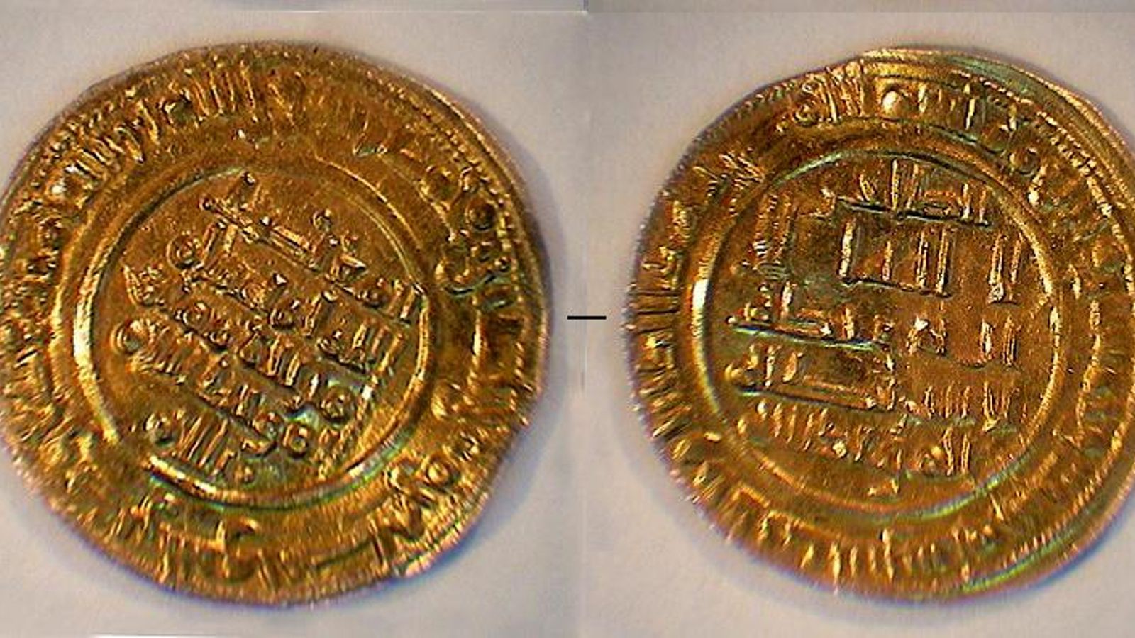 Dinares acuñados en Ceuta en el año 1032, hallados en el transcurso de la excavación realizada en el nº 20 de la calle General Castaños de Algeciras.