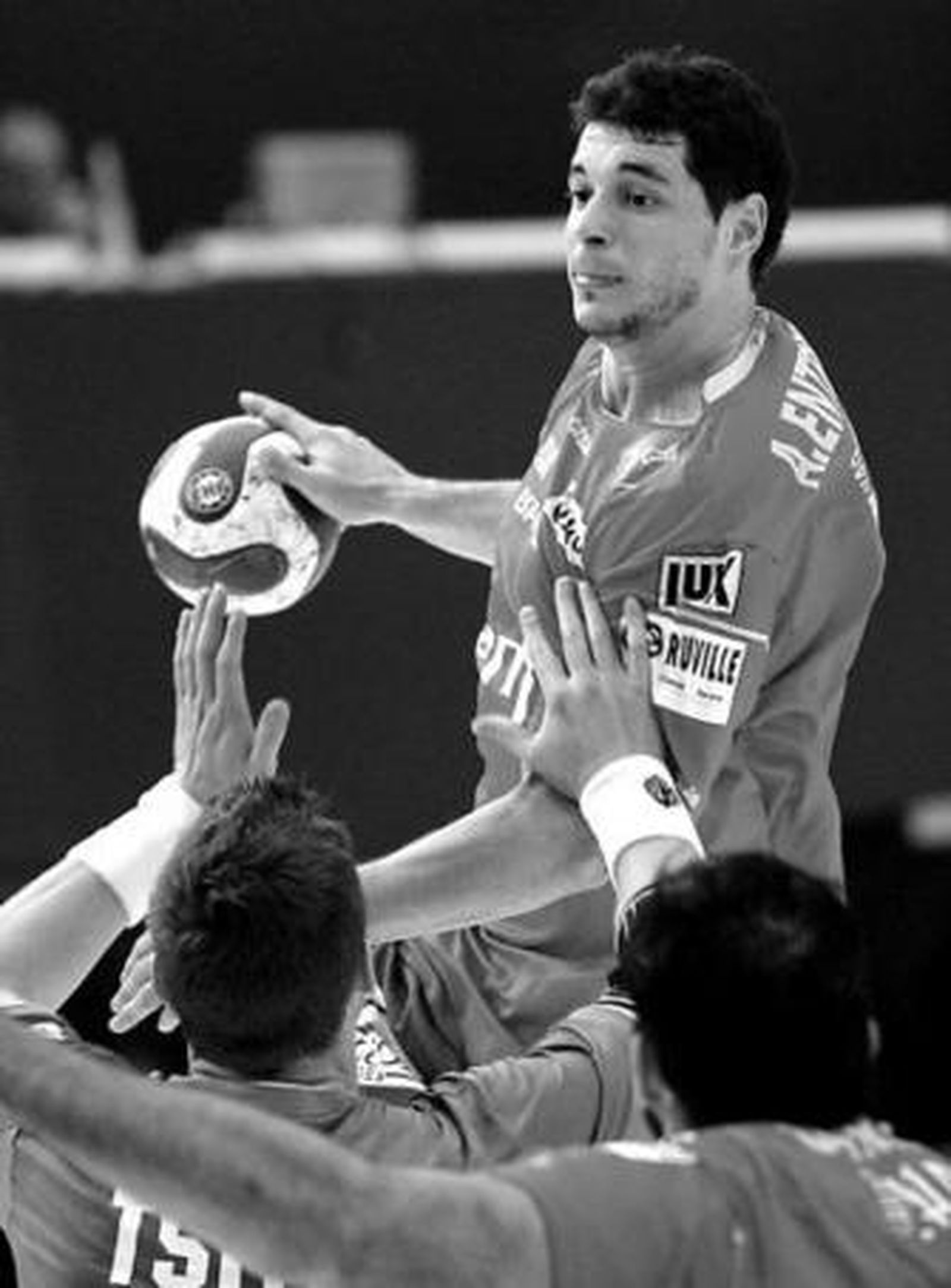 Alberto Entrerríos se eleva ante la defensa bielorrusa.