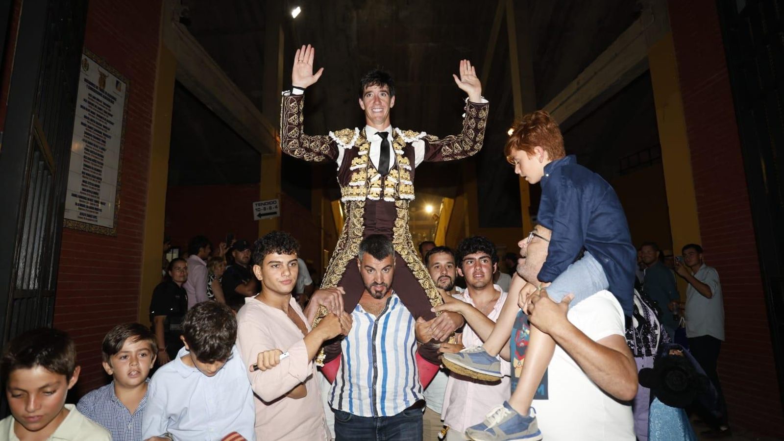 Esaú Fernández se fue a hombros en Algeciras con dos orejas que casi nadie entendió.