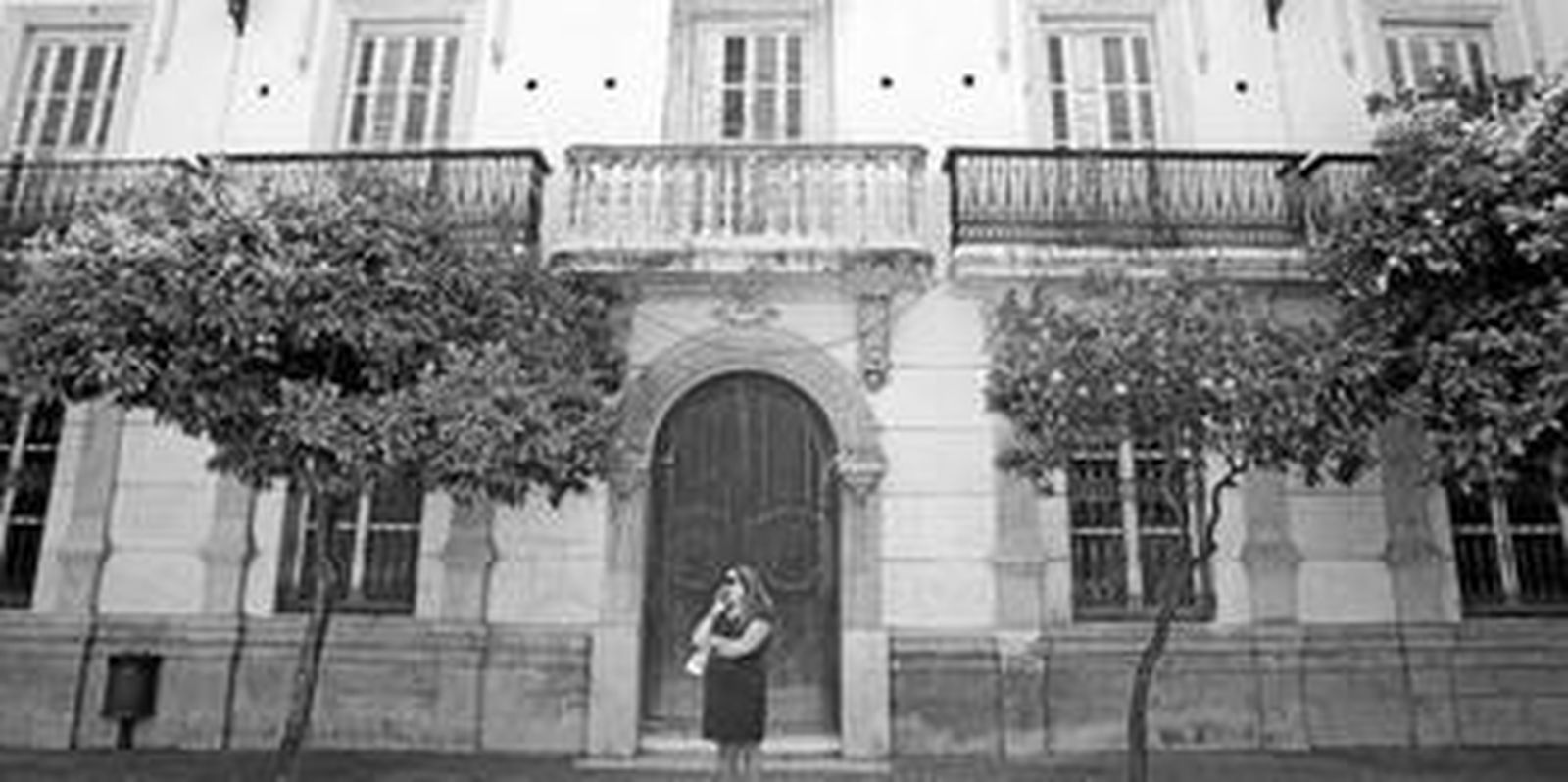 Fachada de la casa palacio ubicada en el número 2 de la Plaza de San Agustín, que sale de nuevo a la venta por 1.890.000 euros.