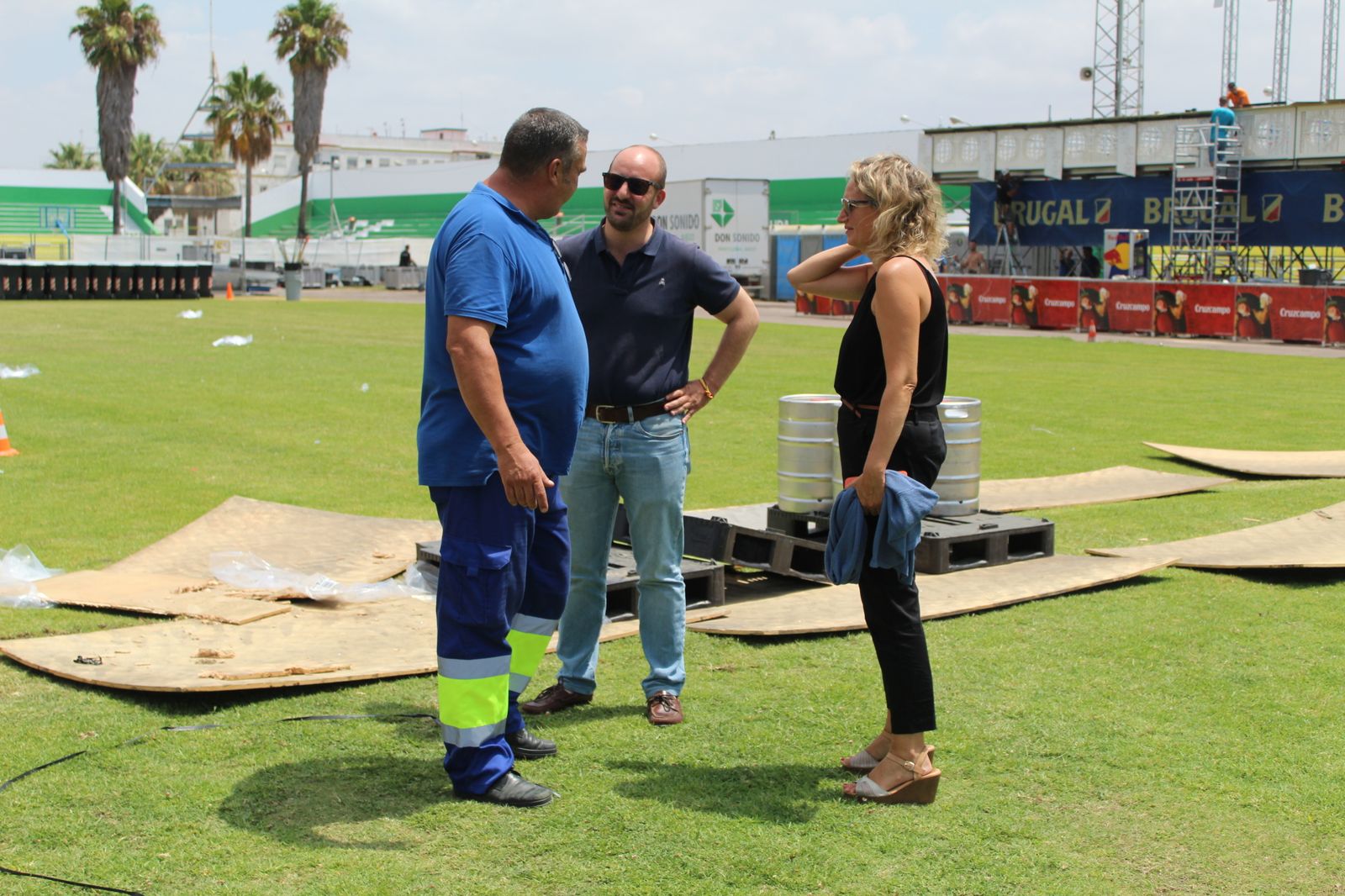 El alcalde y la concejala Lola Campos, supervisando el montaje del Puro Latino Fest 2019.