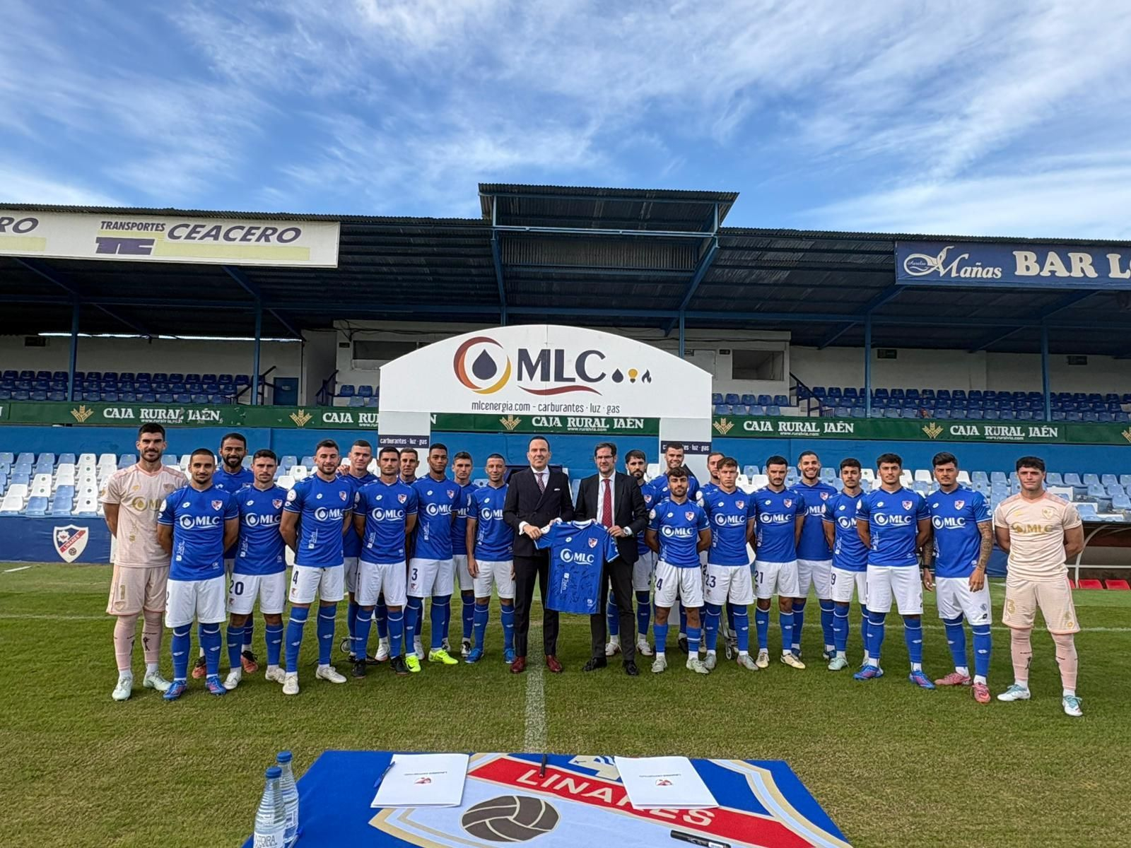 La plantilla azulilla, junto a Carlos Hita y José Luis Martín.