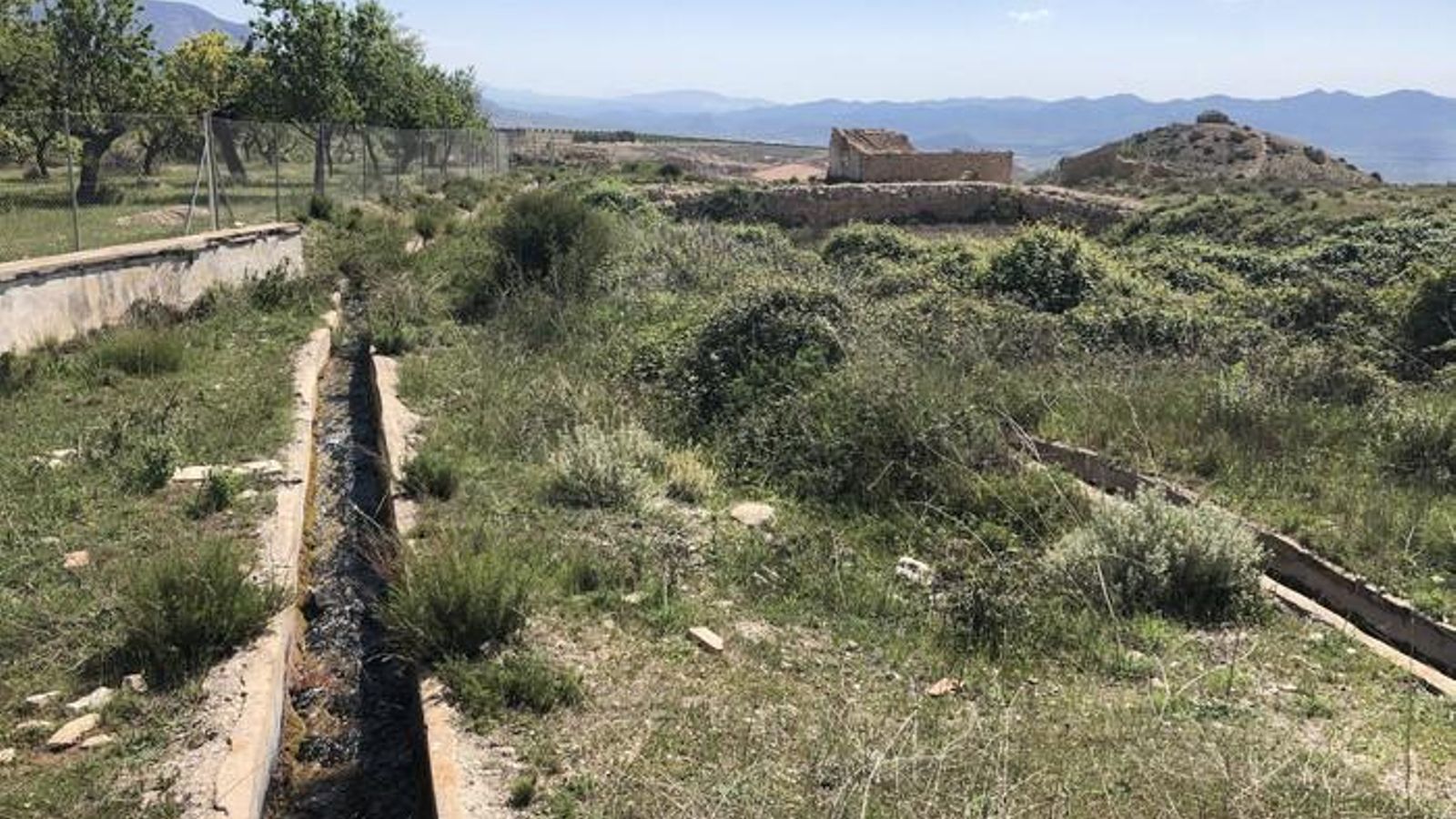 Las acequias sin apenas agua en dirección a Vélez-Blanco