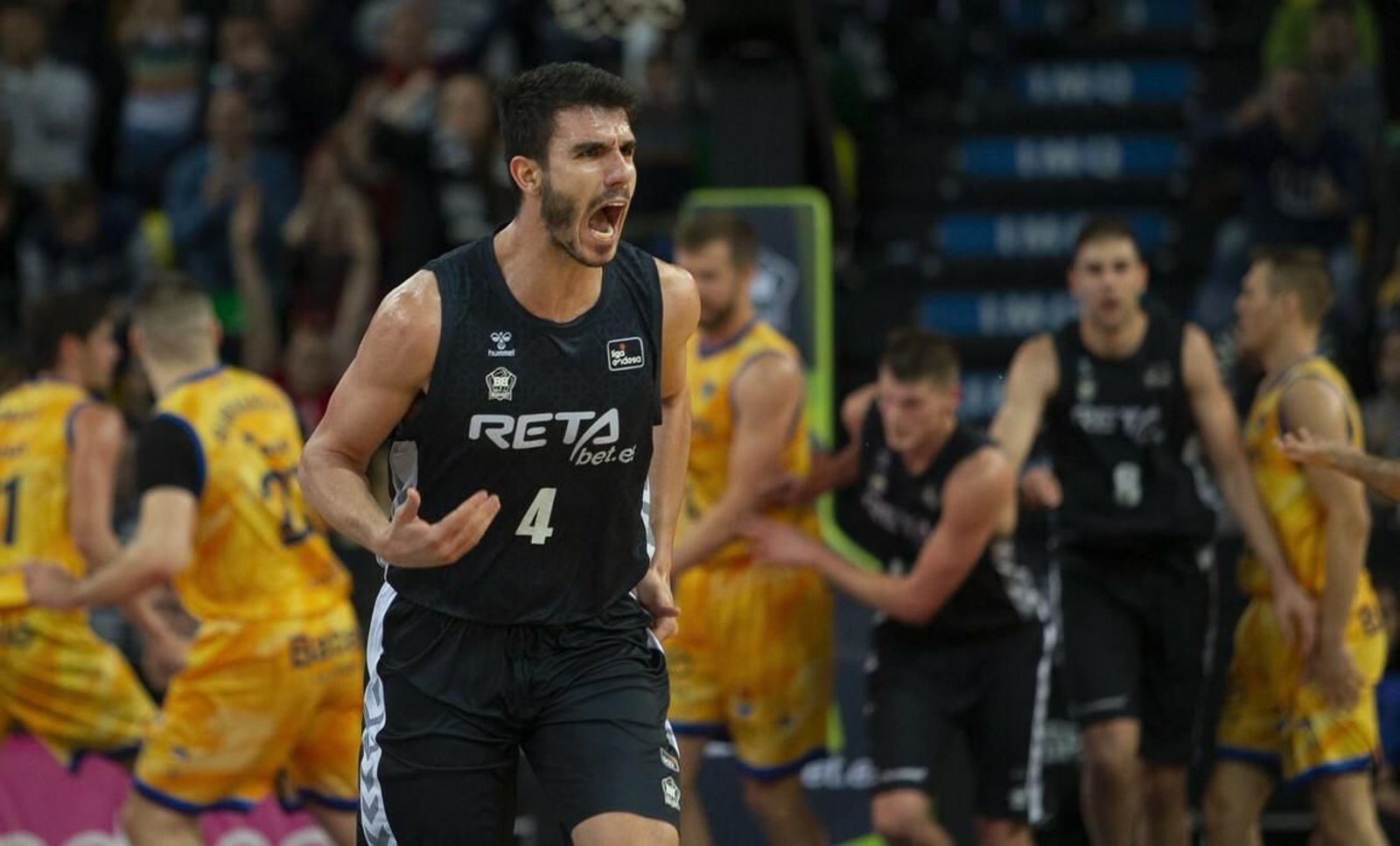 Sergio Rodríguez celebra una canasta del Bilbao Básket.