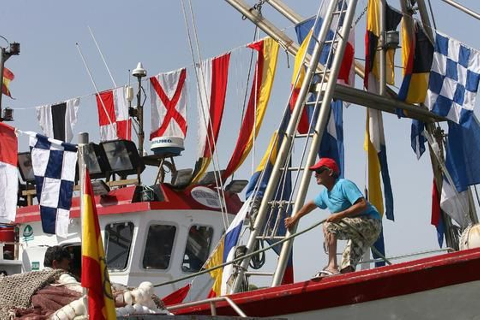 Preparándose para la procesión de la Patrona de los marineros en la Ría de Huelva

Foto: EFE