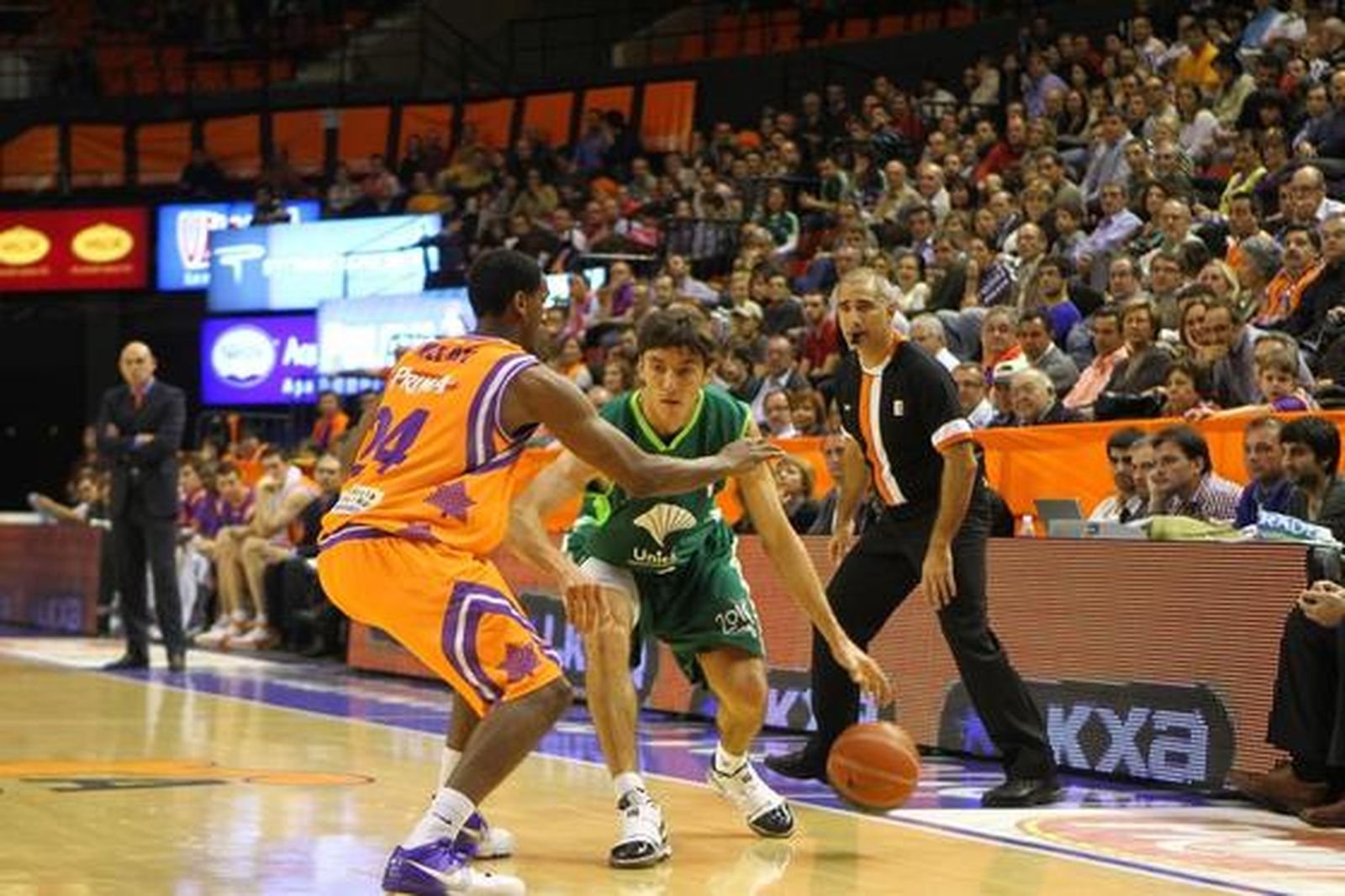 El Unicaja cae ante el Valencia lastrado por una mala primera parte. / LOF