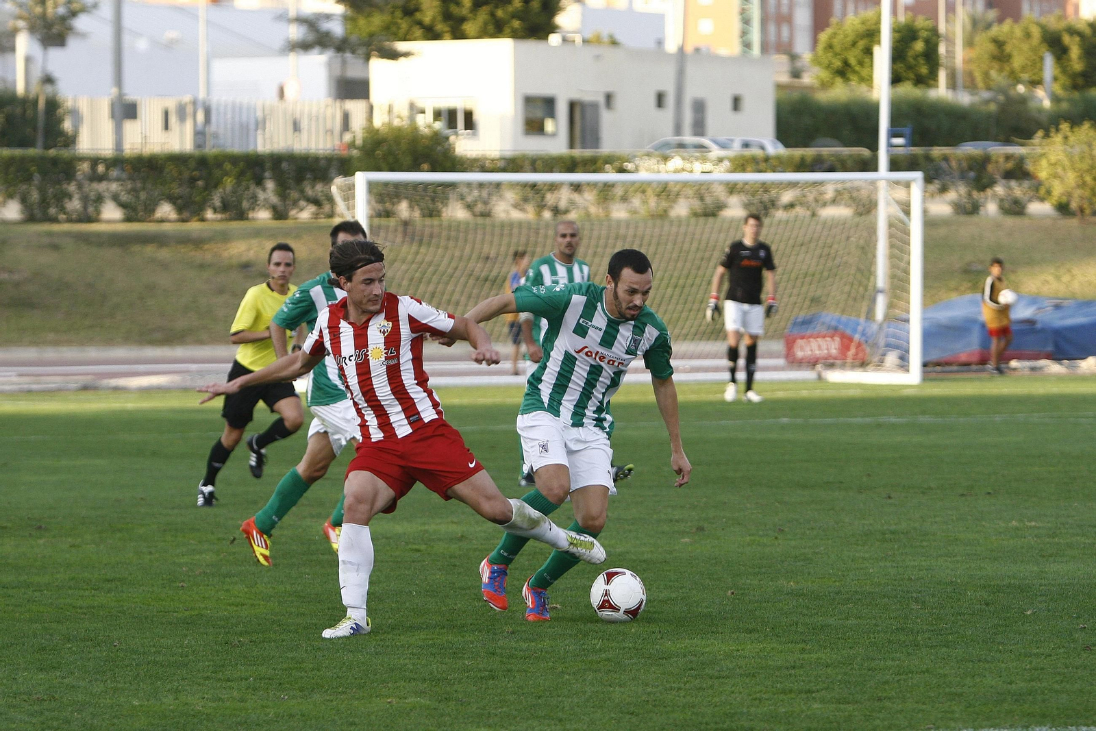 Chumbi lucha por un balón durante un encuentro de su etapa con el Almería B disputado en el Anexo del Estadio de los Juegos Mediterráneos.