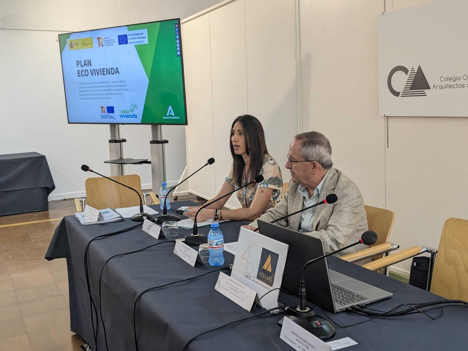 La delegada de Fomento y el decano del Colegio de Arquitectos, en las jornadas del Plan Ecovivienda