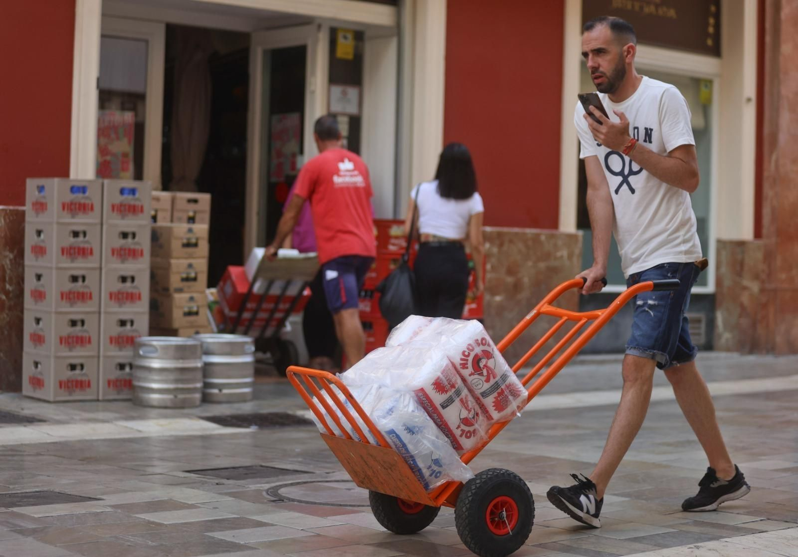 Los bares del Centro de Málaga cargan provisiones para la Feria