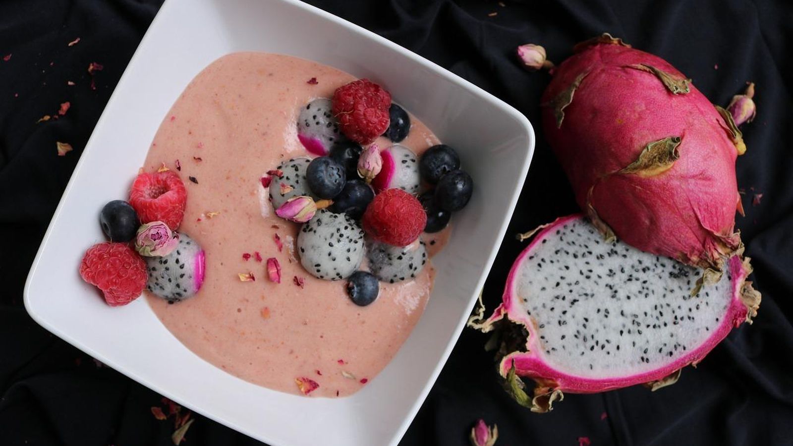Fruta del dragón en un bowl.