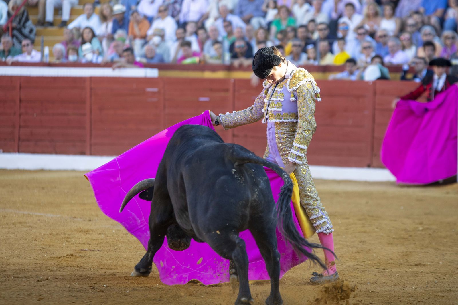 González-Écija toreando con el capote en la reapertura de la plaza de Écija.