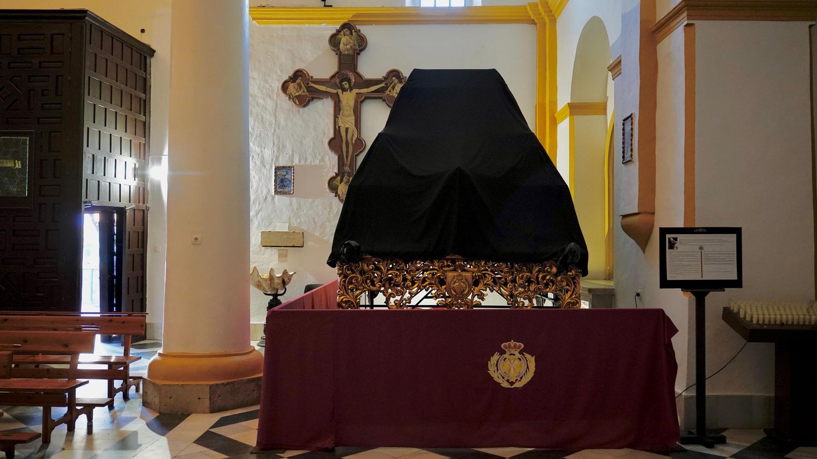 Las hermandades cubren sus pasos para Semana Santa por una plaga de palomas en la iglesia de La Palma.