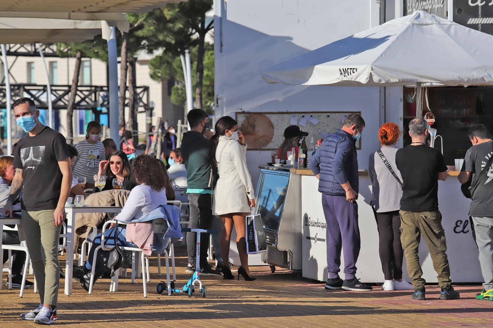 El buen tiempo del sábado llena de onubenses el Paseo de la Ría