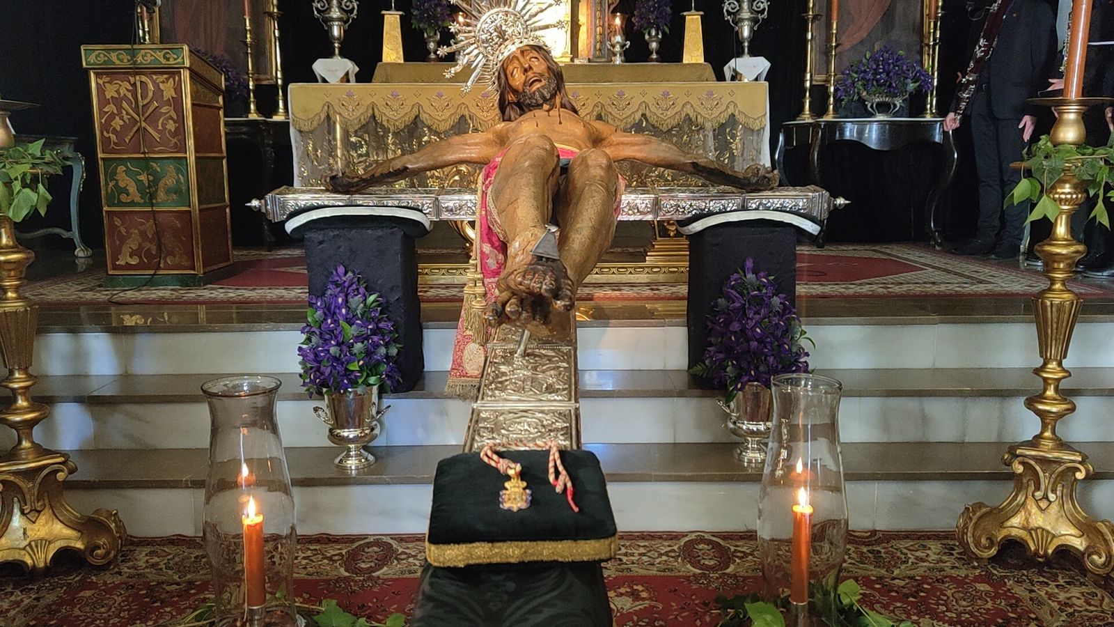 El Cristo de San Agustín, con la medalla de la ciudad a los pies de la cruz