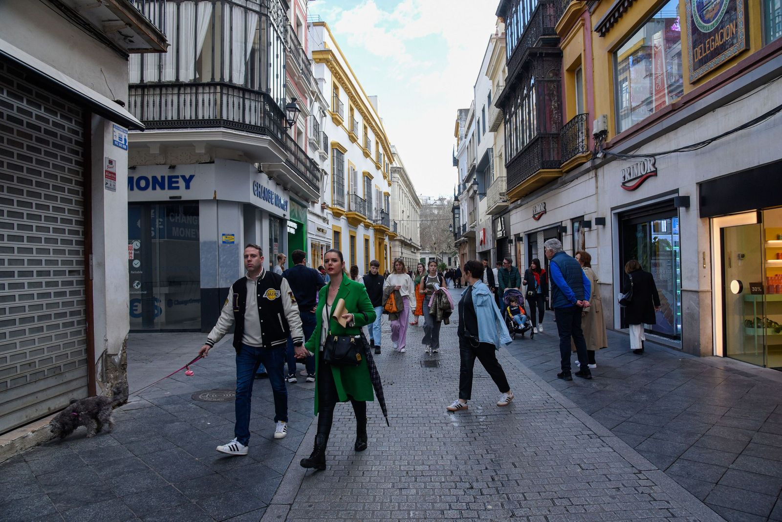 Varias personas pasean por la calle Tetuán.