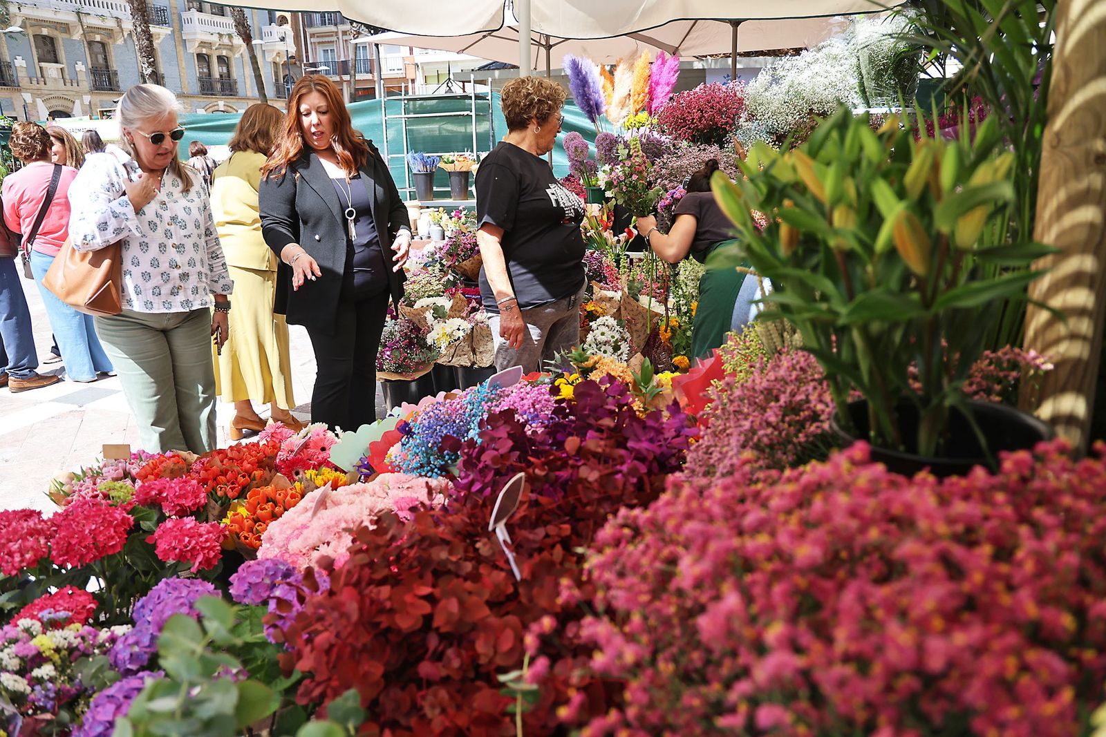 Imágenes del mercado floral ubicado en la Plaza de las Monjas de Huelva