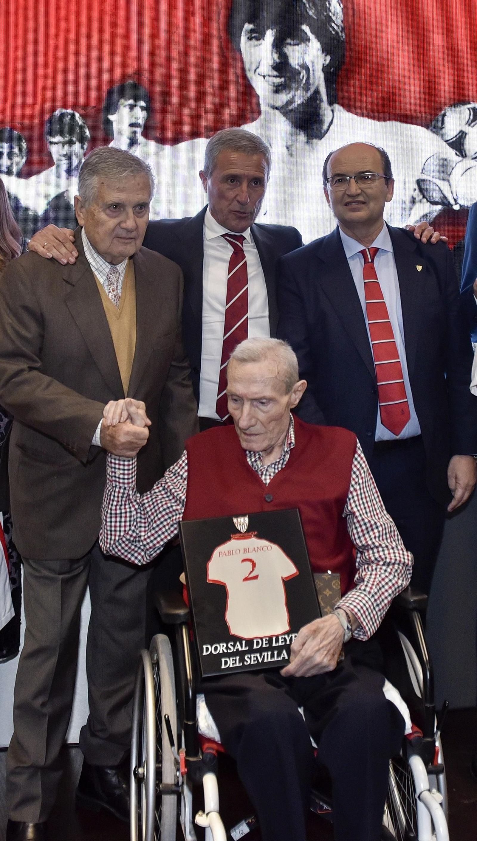 Las imágenes de la entrega del Dorsal del Leyenda a Pablo Blanco