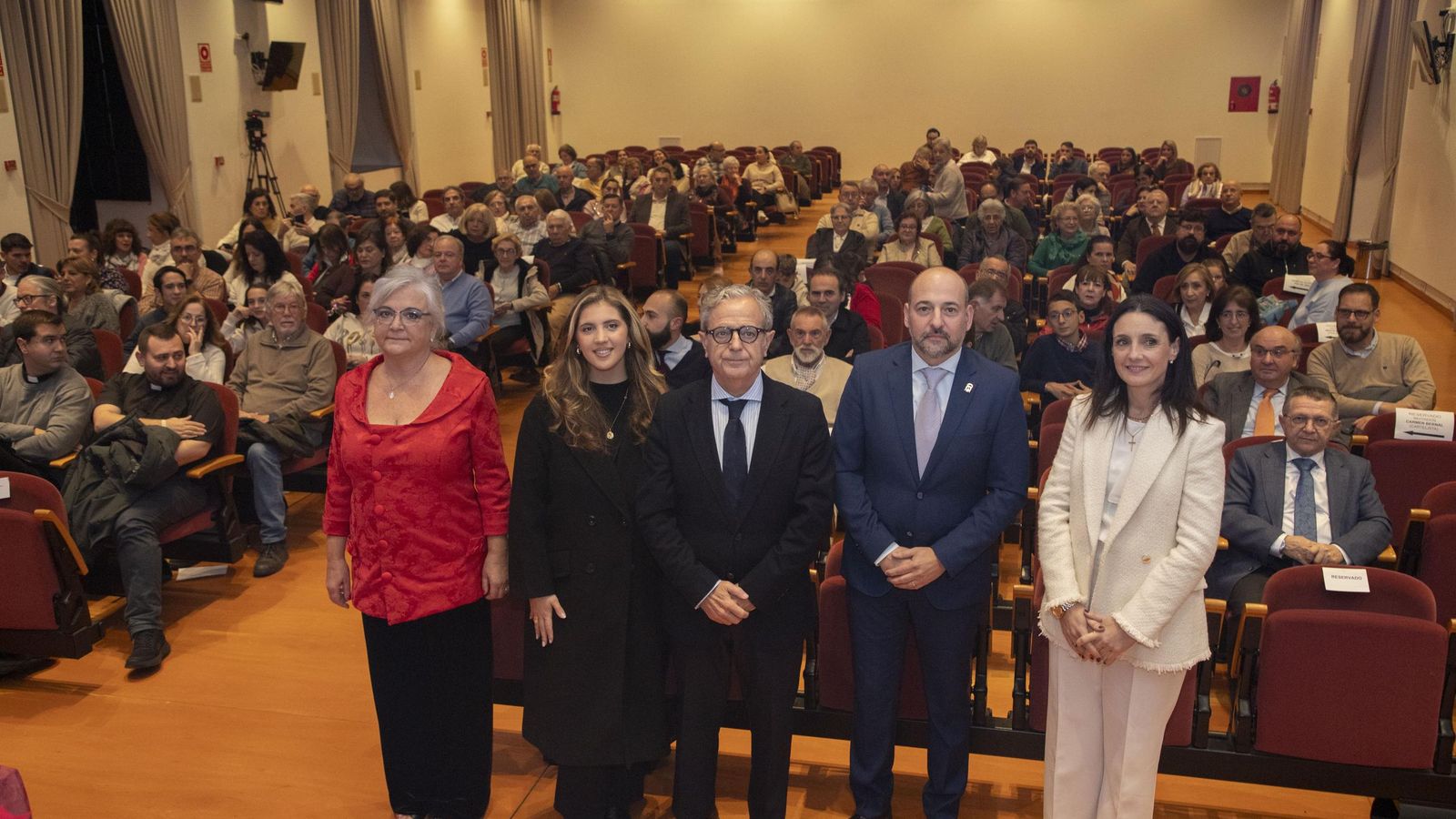 Foto de familia ante el público de la pregonera y las autoridades.