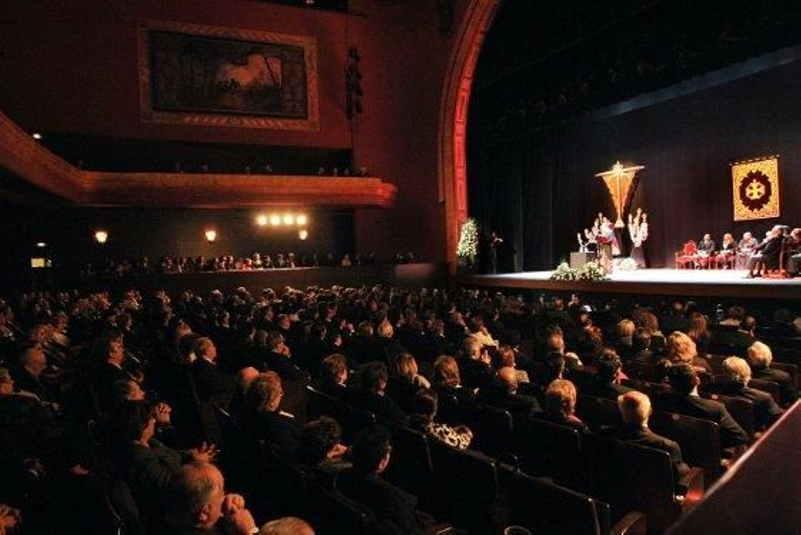 José Juan Gallardo ofreció un magnífico Pregón de Semana Santa en el Villamarta. Ampliamente aplaudido, el pregonero hizo de su condición flamenca uno de los ejes de la obra que declamó durante dos horas.

Foto: Vanesa Lobo