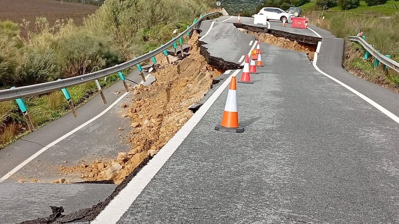 El paso del río de borrascas ha hecho que ceda completamente la vía.