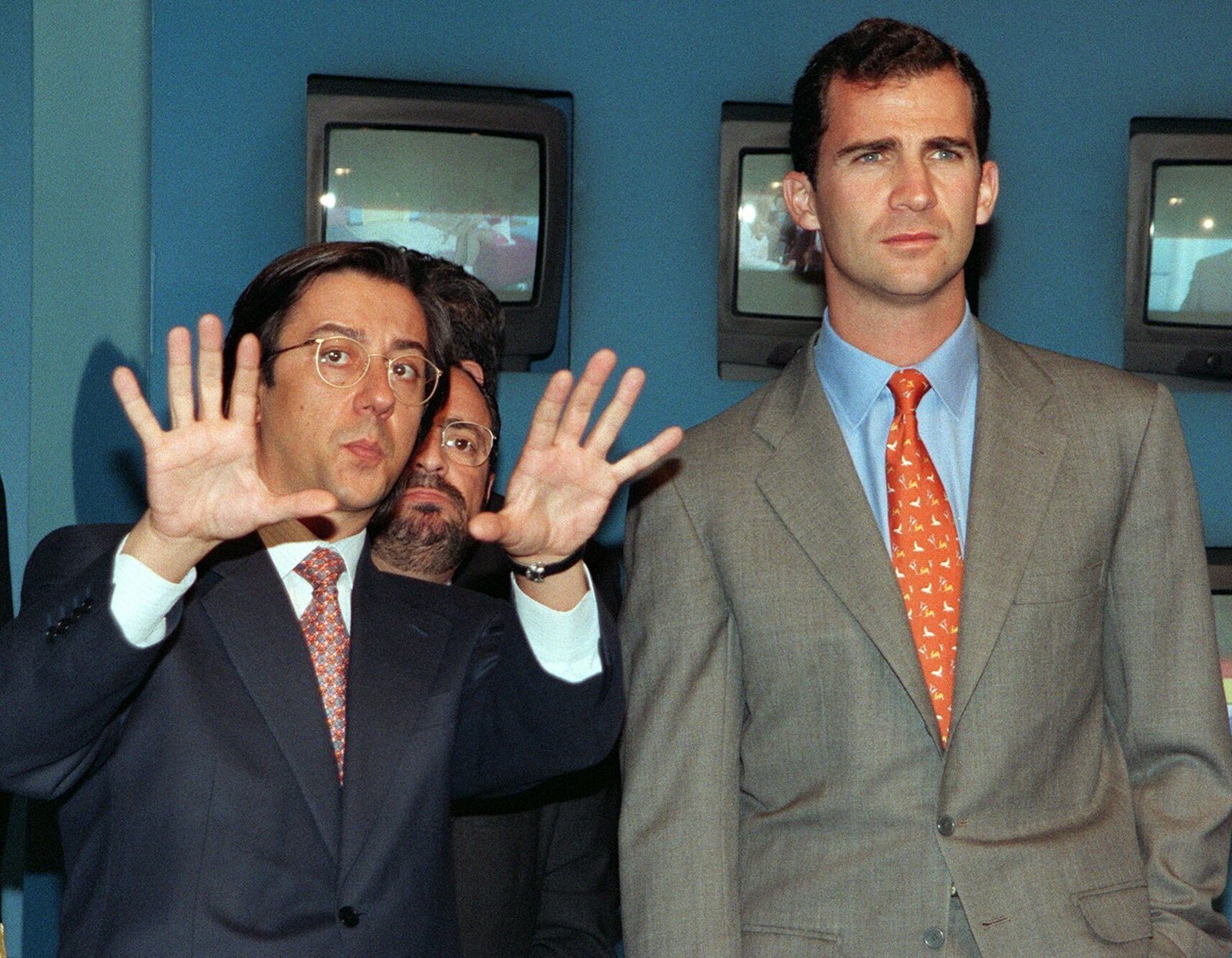 Pío Cabanillas, director general de RTVE en 1999, presenta al entonces Príncipe de Asturias las nuevas instalaciones de Torrespaña