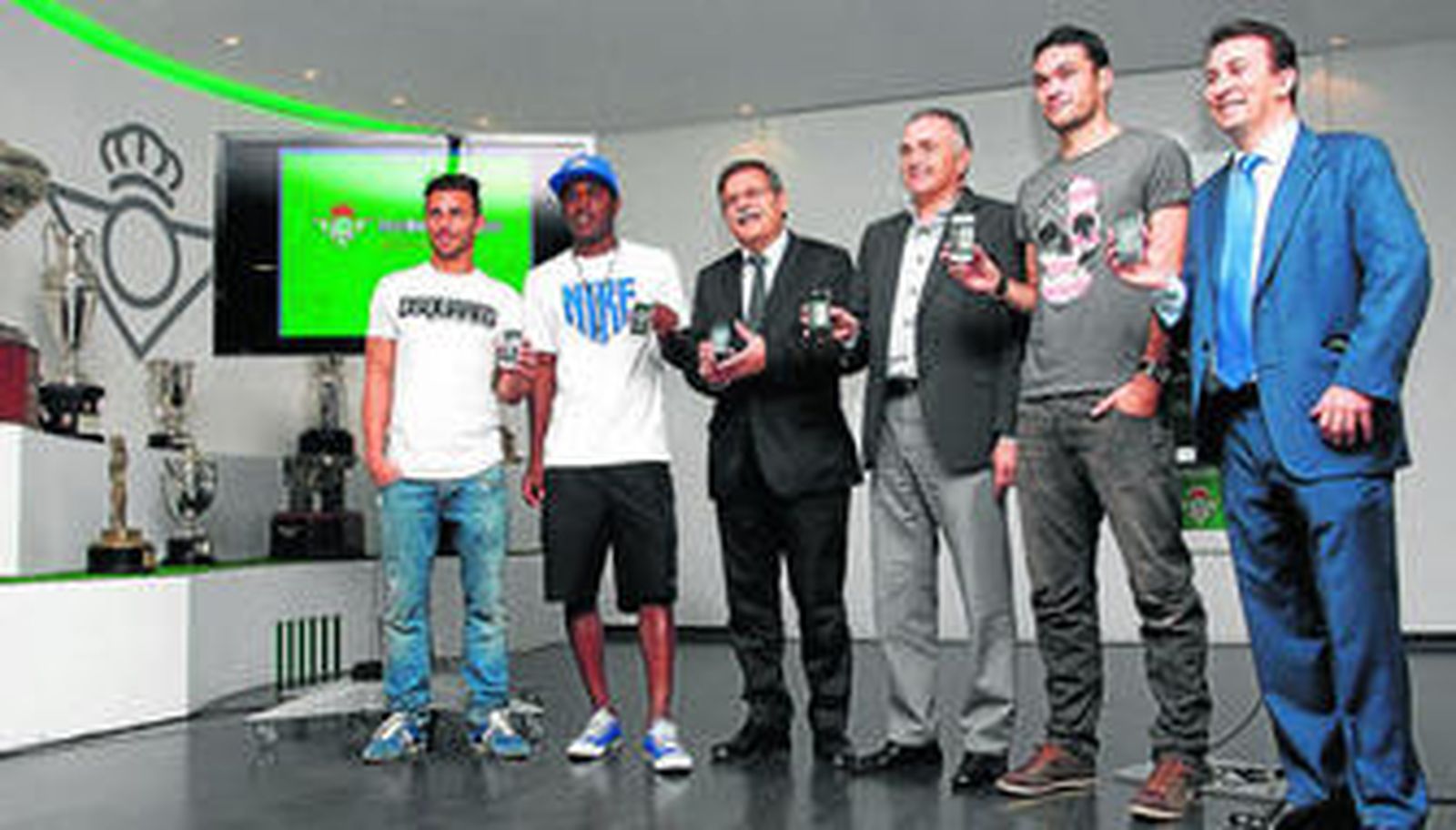 Rubén Castro, Joel Campbell, José Antonio Bosch, Rafael Gordillo, Jorge Molina y José Miguel López enseñan la nueva aplicación.